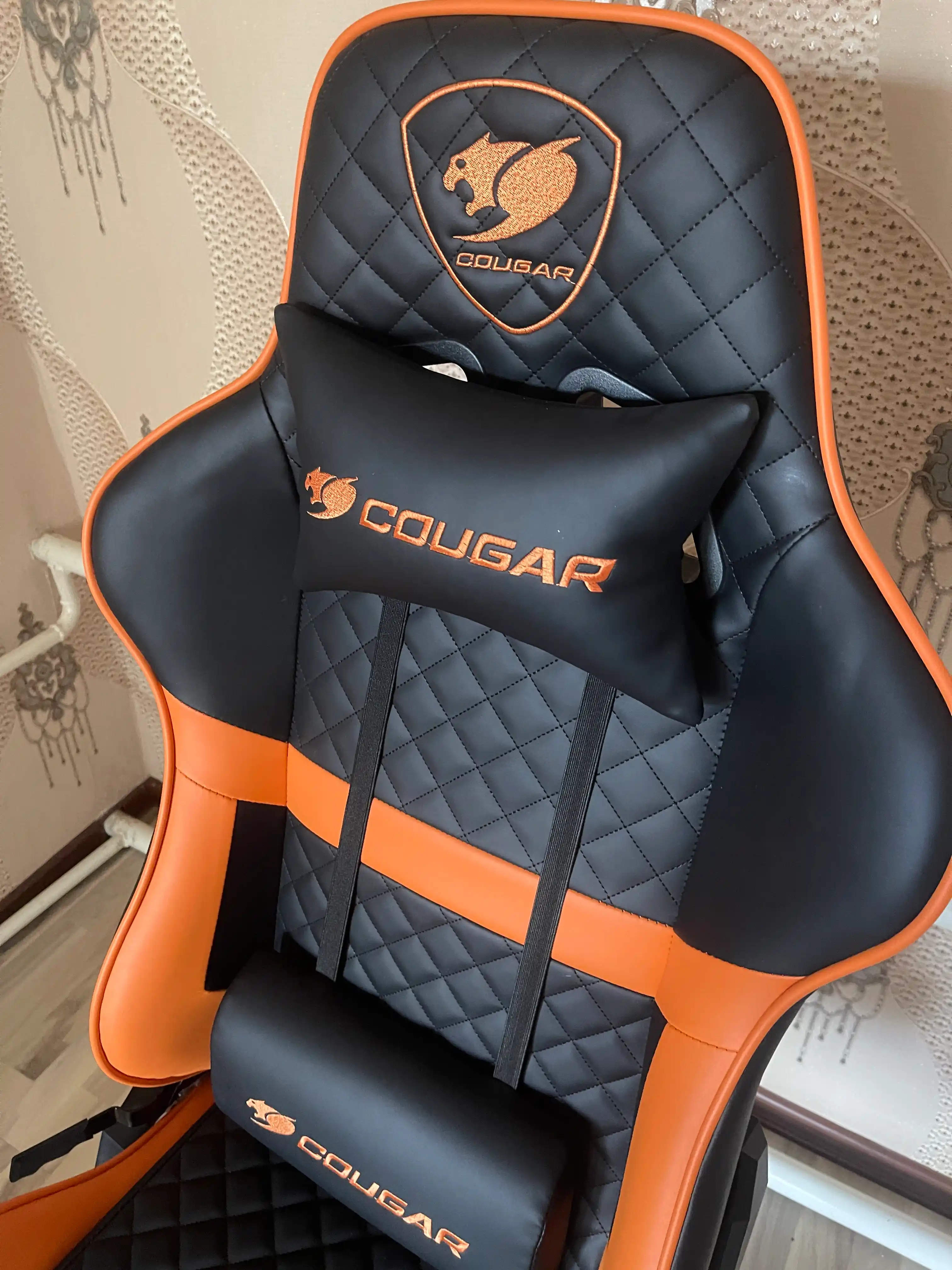 Игровое кресло Cougar Armor ONE, облегающий дизайн, с высокой спинкой