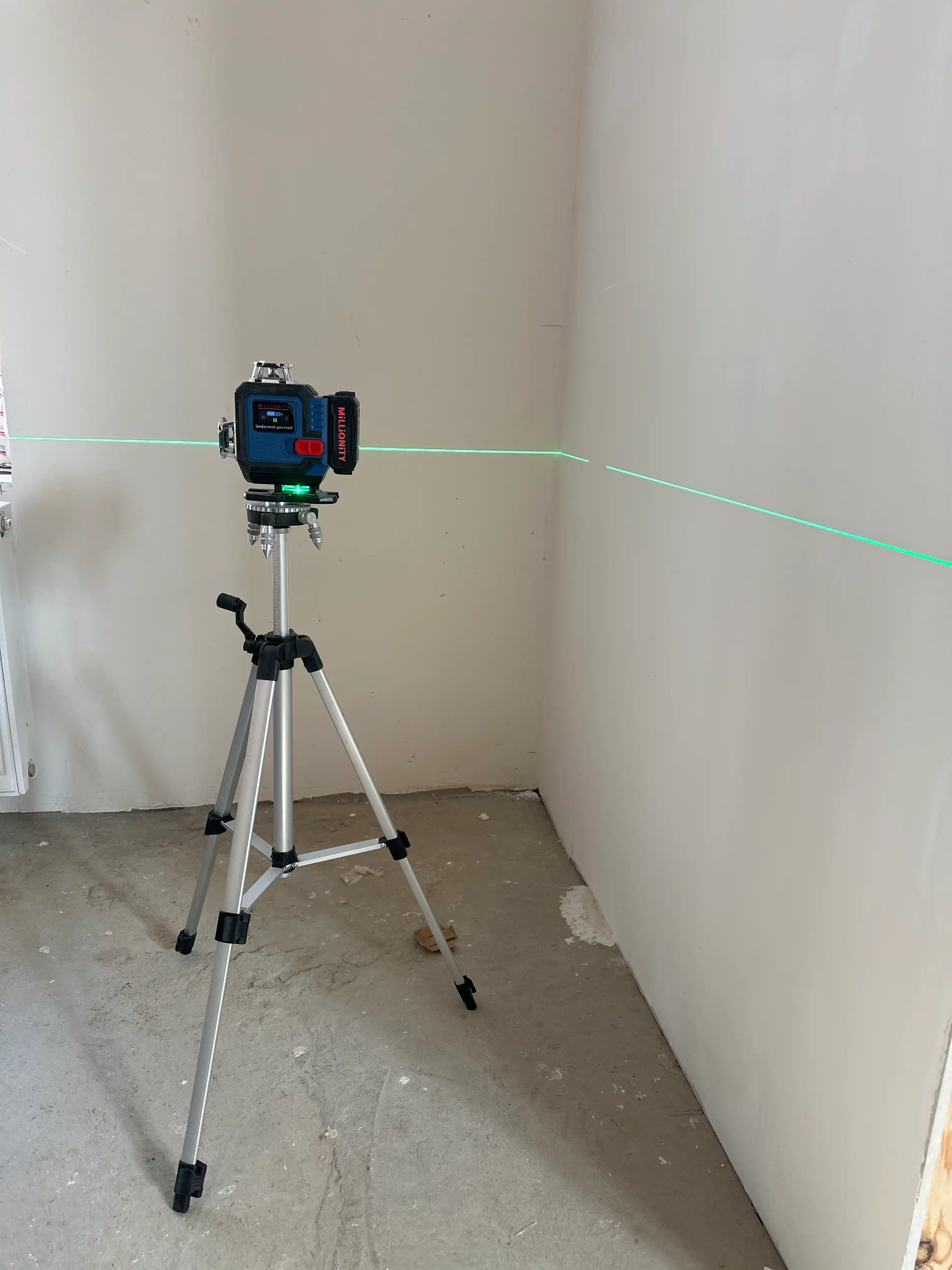 MATRIX lazer darajasi uchun shtativ, 1100 mm, 5/8"-1/4" adapter bilan, 35089