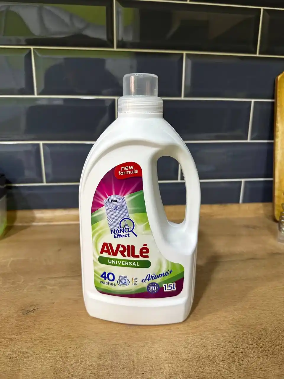 Парфюмированный гель для стирки белья Avrile Universal Arome