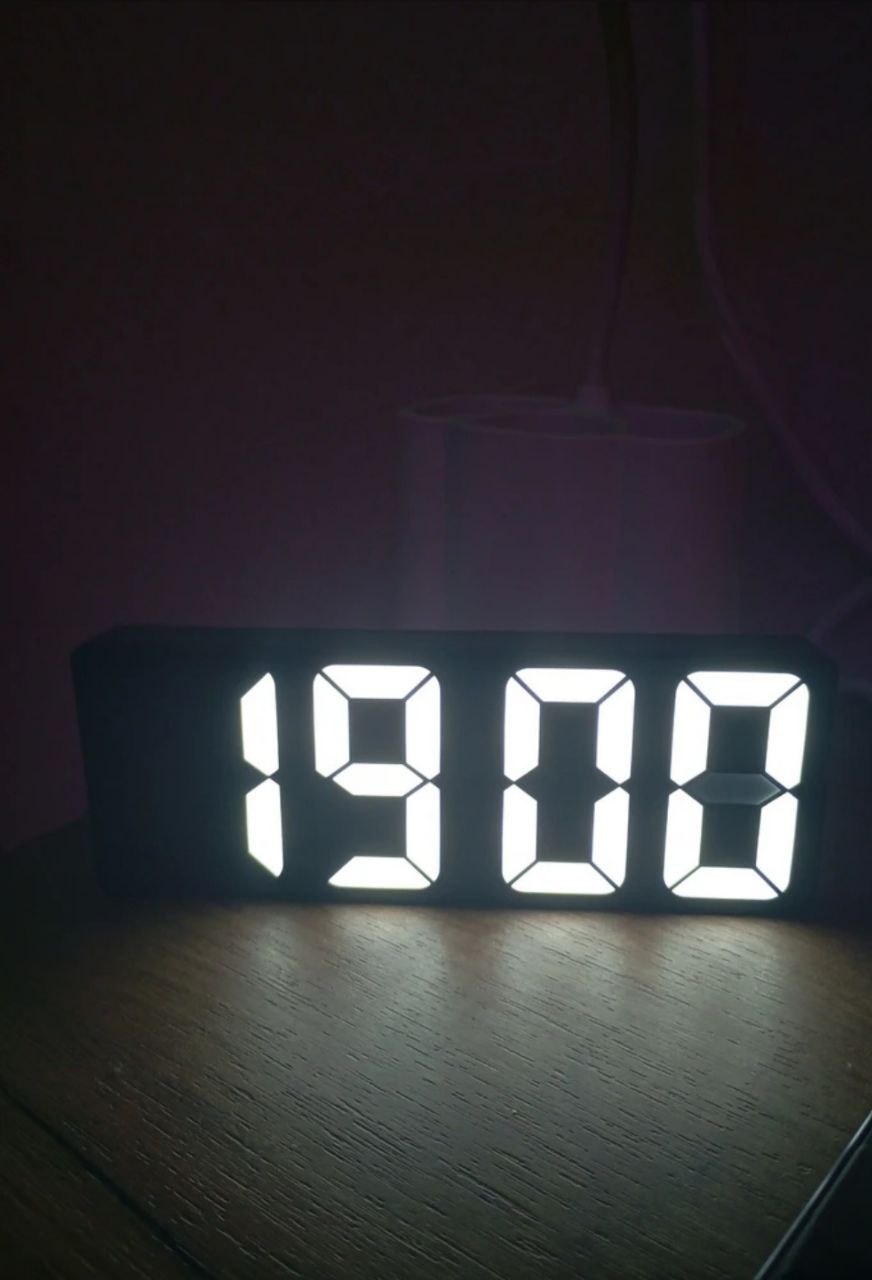 Stol soati elektron, tarmoqdan ishlash, ko‘p funksiyali, yoritgichli va budilnik bilan