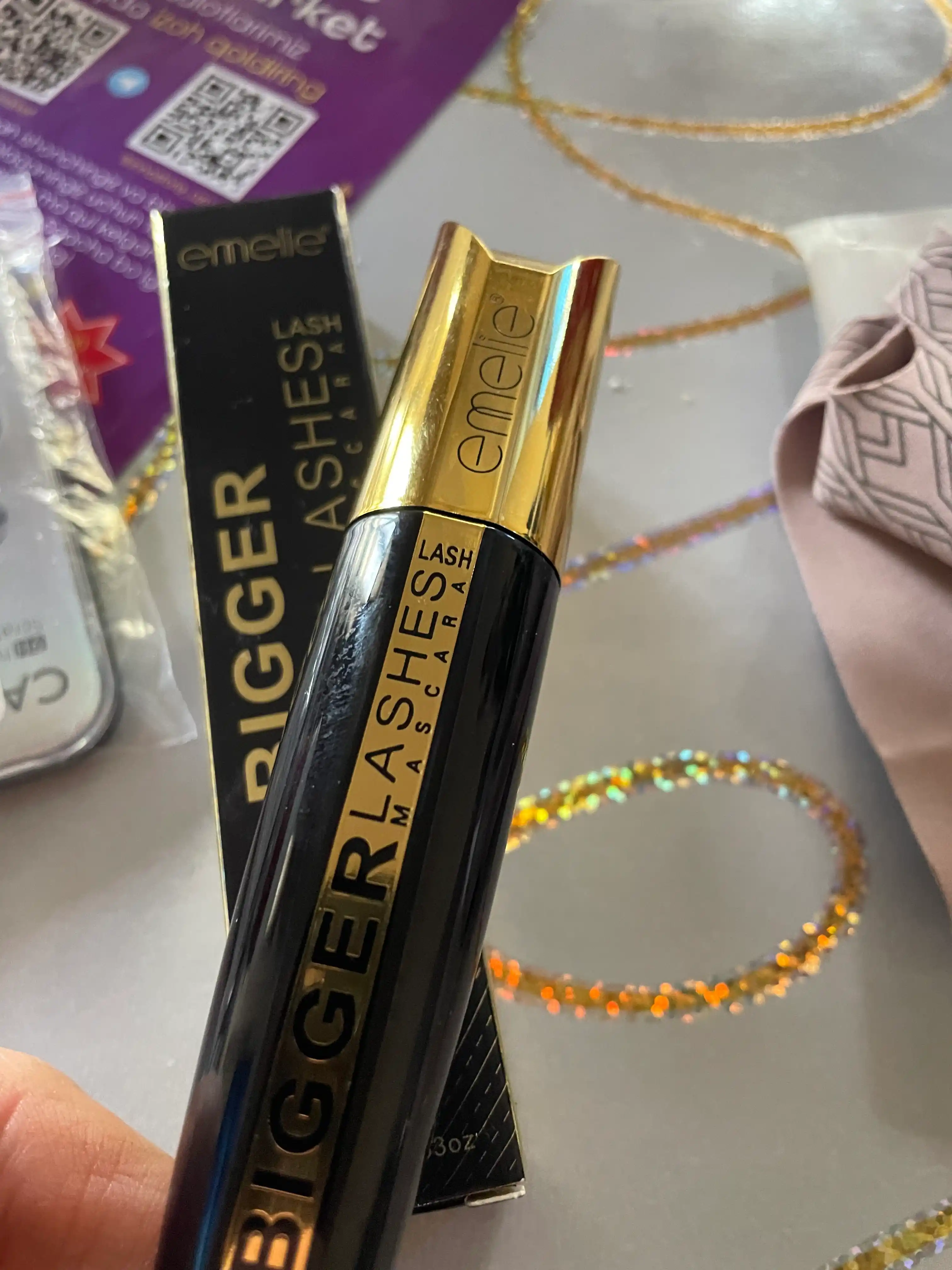 Kipriklar uchun tush Emelie BIGGER LASHES 15 мл, qora