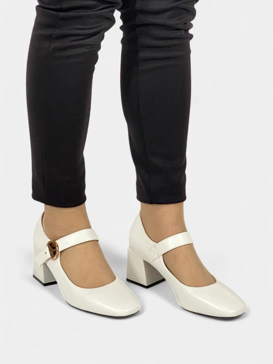 Ayollar tuflilari qalin, past poshnali, to'rtburchak uchli, kamari yopishqoq tasmalik
