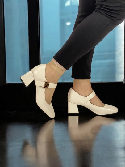 Ayollar tuflilari qalin, past poshnali, to'rtburchak uchli, kamari yopishqoq tasmalik