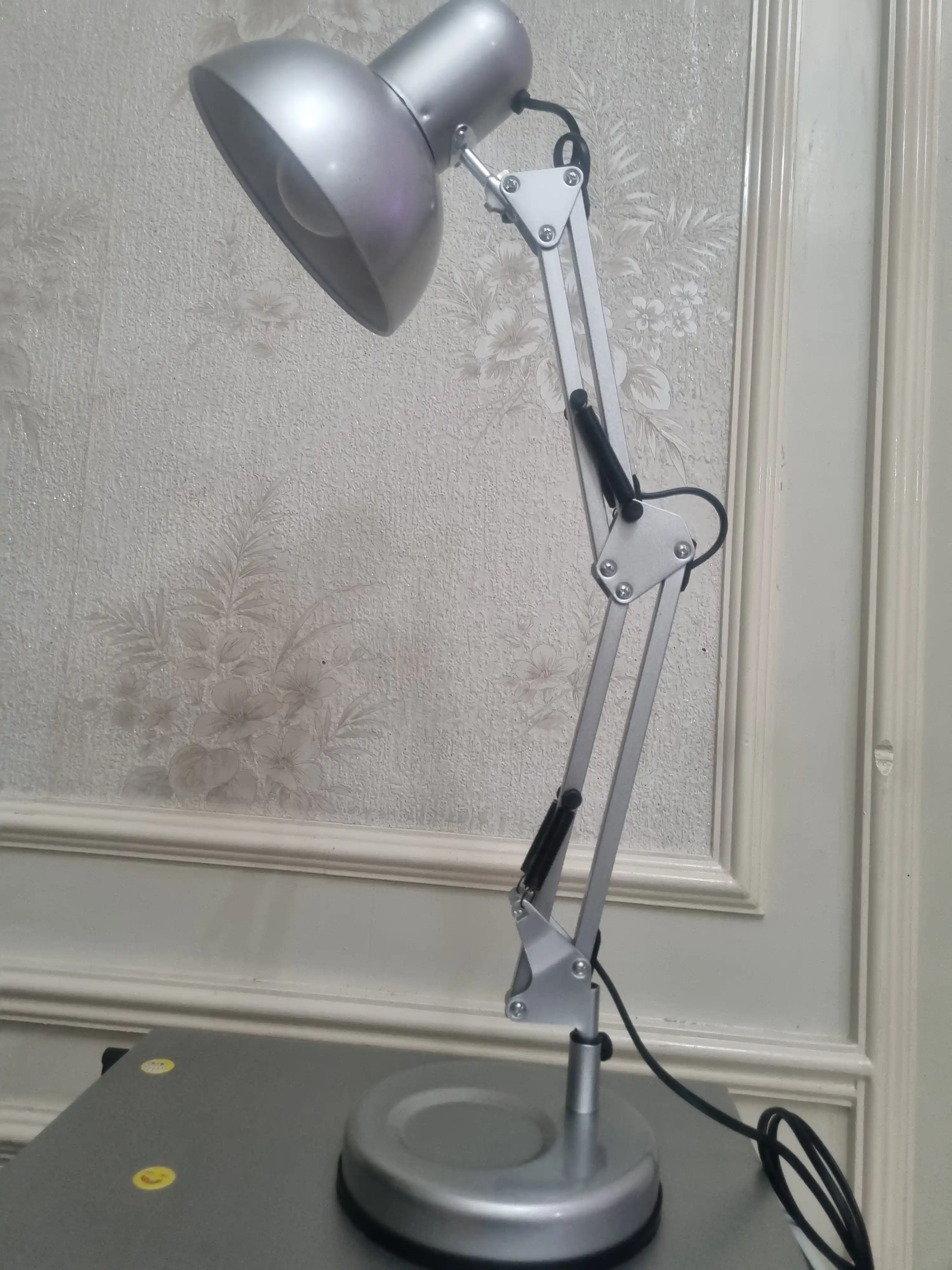 Stol chiroq, Piksar lampasi, metal korpus o'quvchilar uchun svetilnik chiroq qora, oq rang