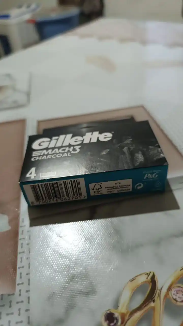 Сменные Кассеты Gillette Mach3 Charcoal со смазывающей полоской с древесным углем, 4шт, 3 лезвия