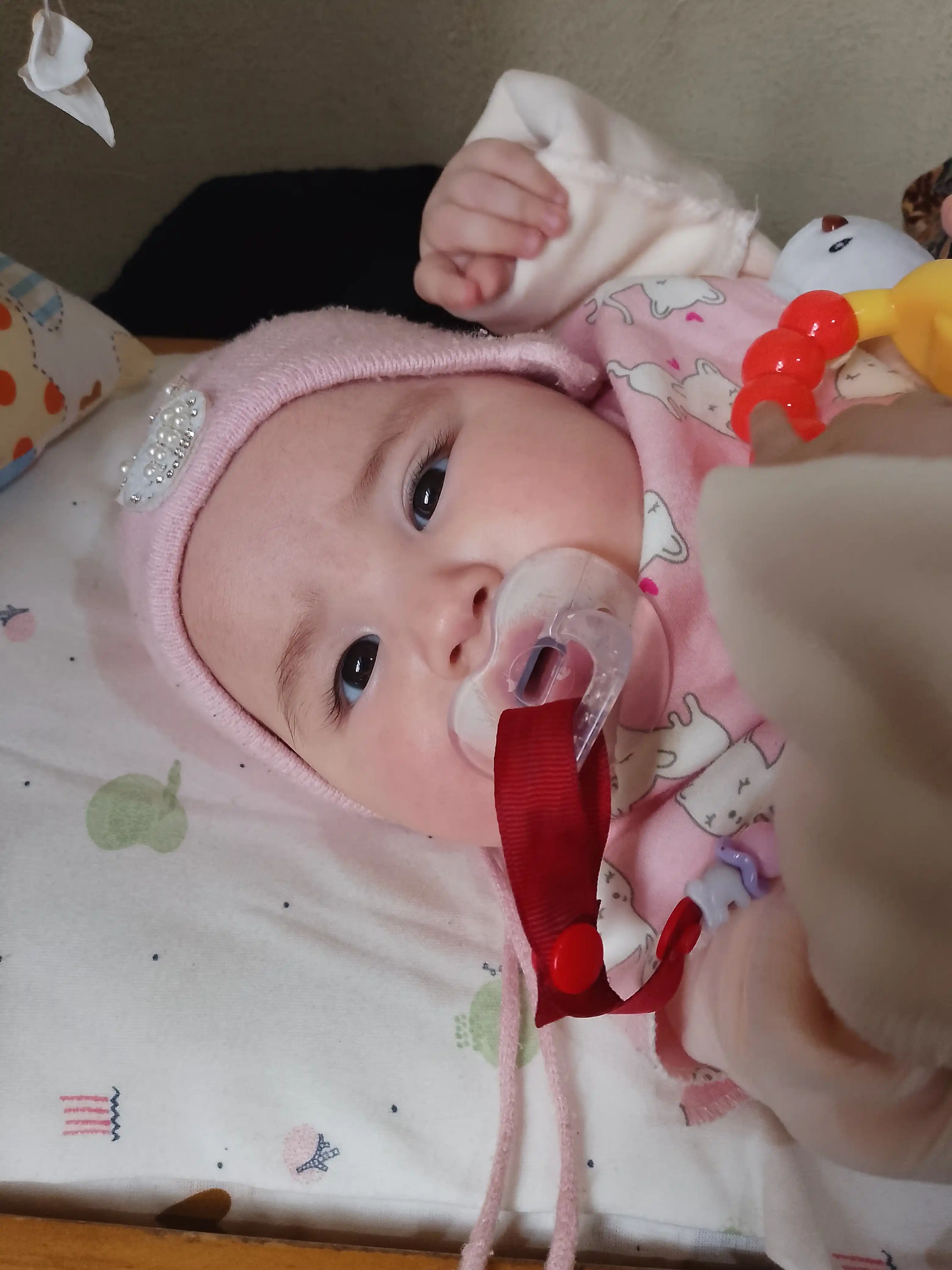 Bolalar solak tutqichi, paxtadan, ko'krakka taqiladi