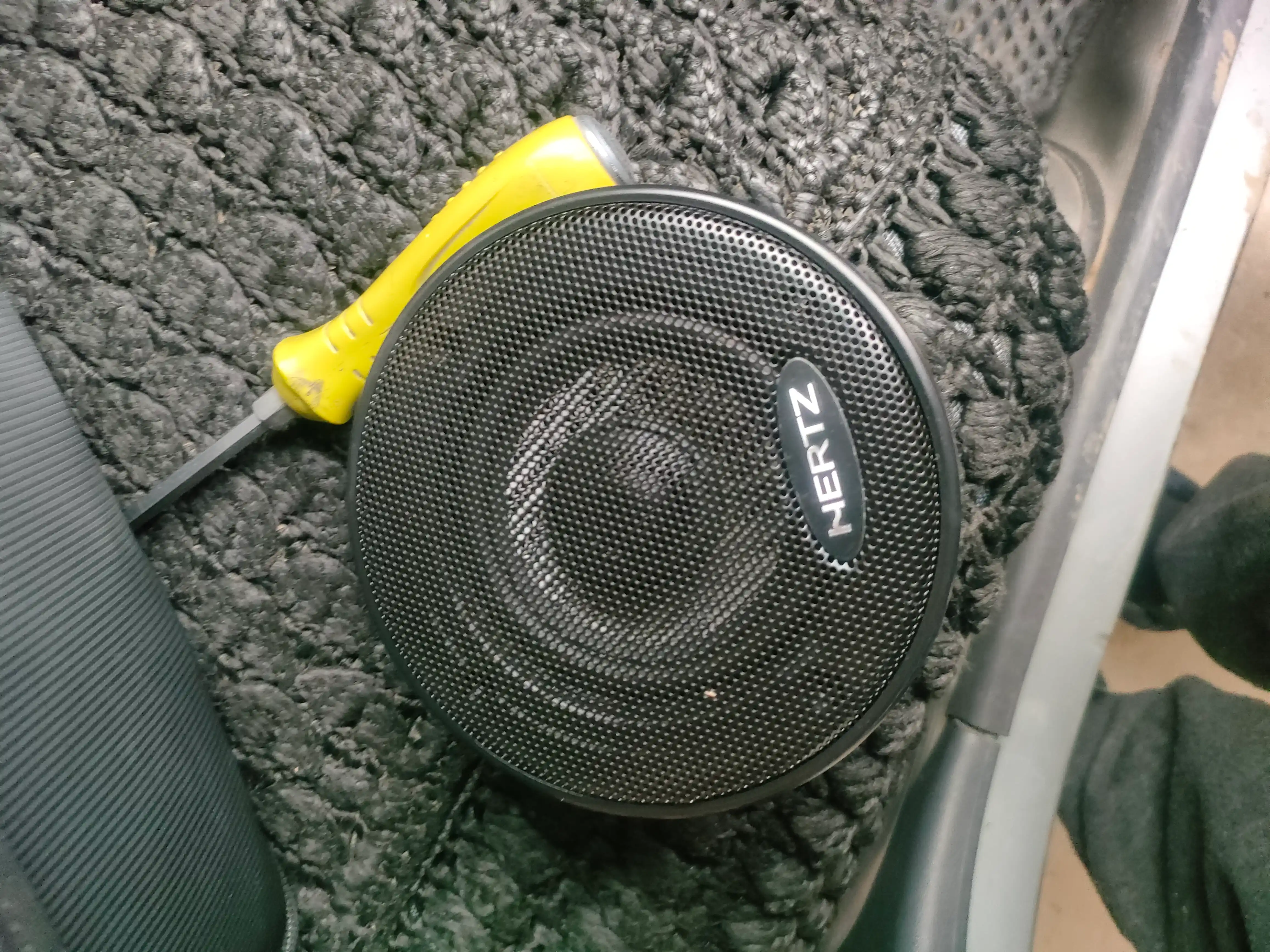Колонки Hertz для дверей автомобиля