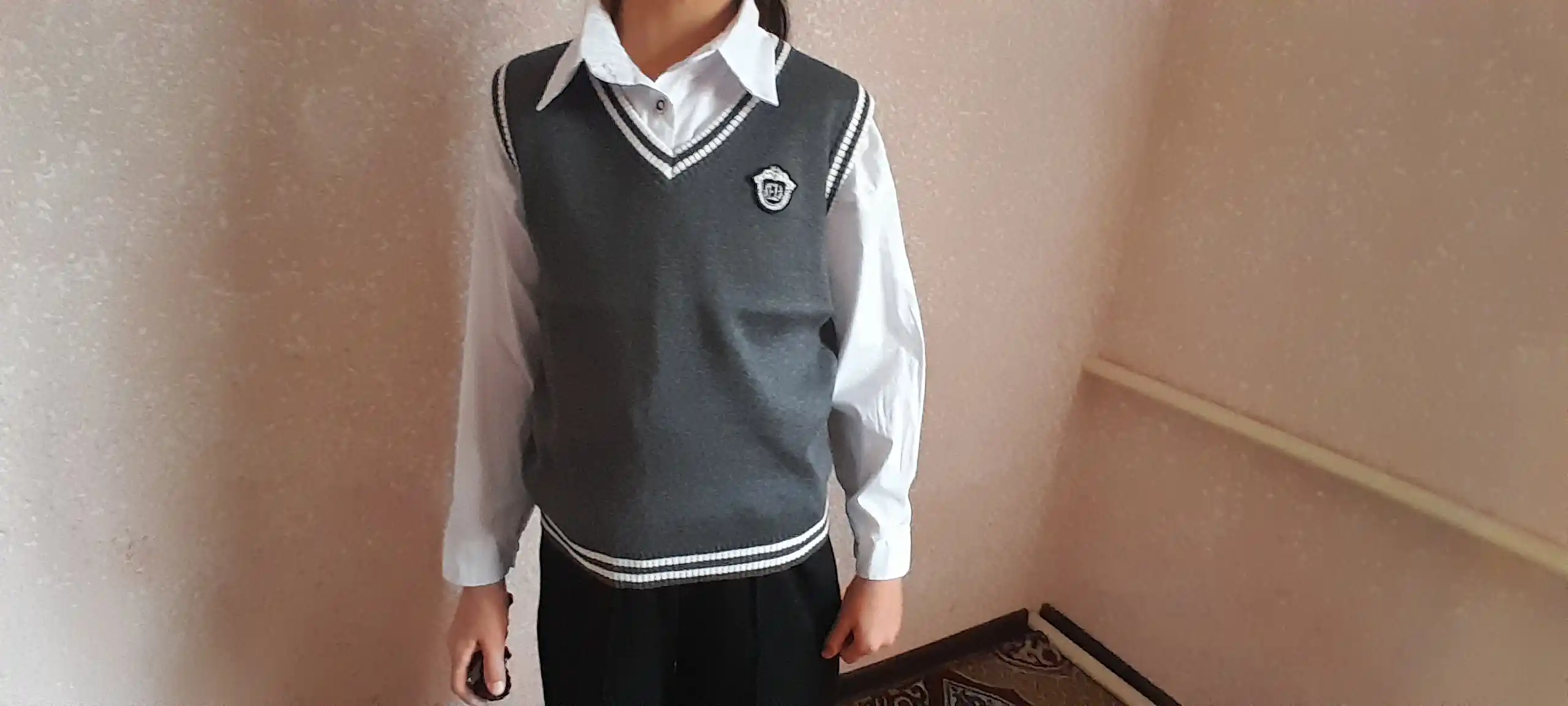 Maktab trikotaj jiletkasi. Ogil va qiz bolalar uchun trikotaj jiletka, nimcha