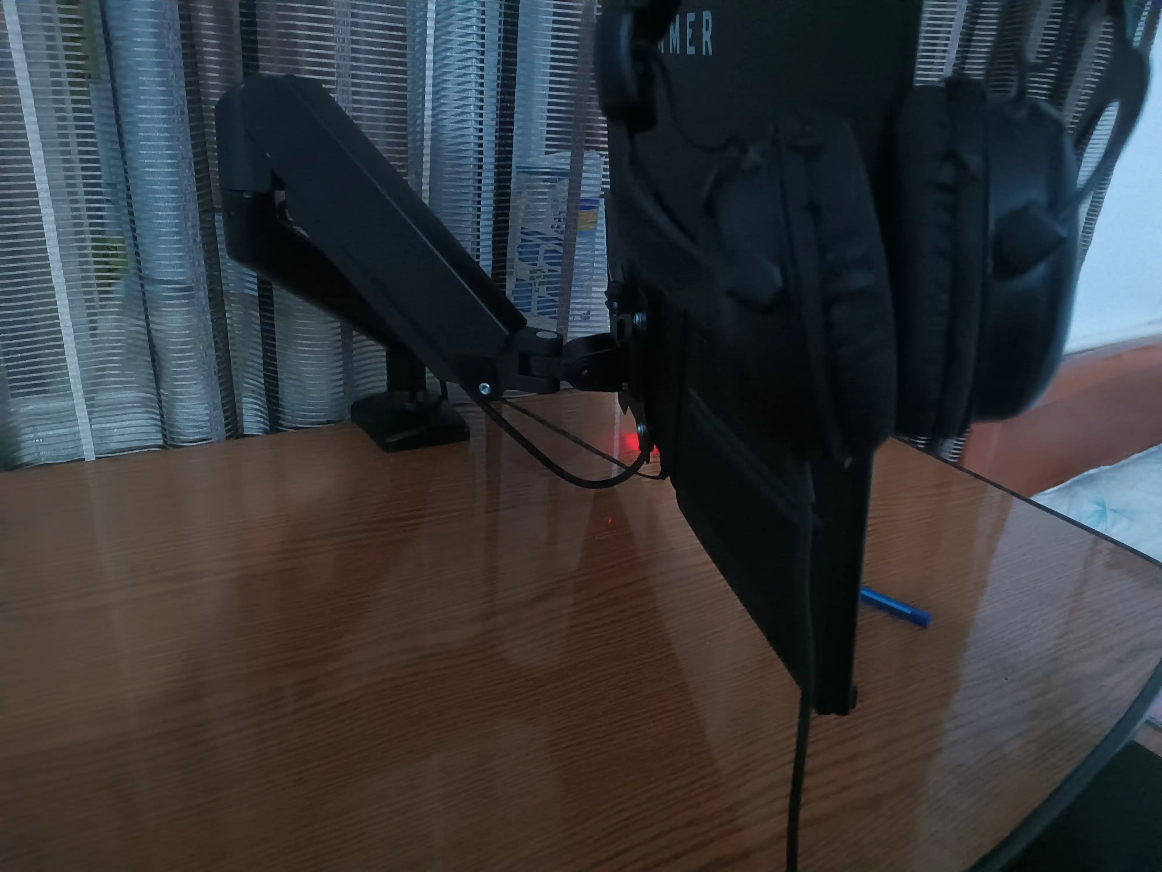 Monitorlar uchun kronshteyn M1. Stolga buriluvchan kronshteyn, monitor uchun