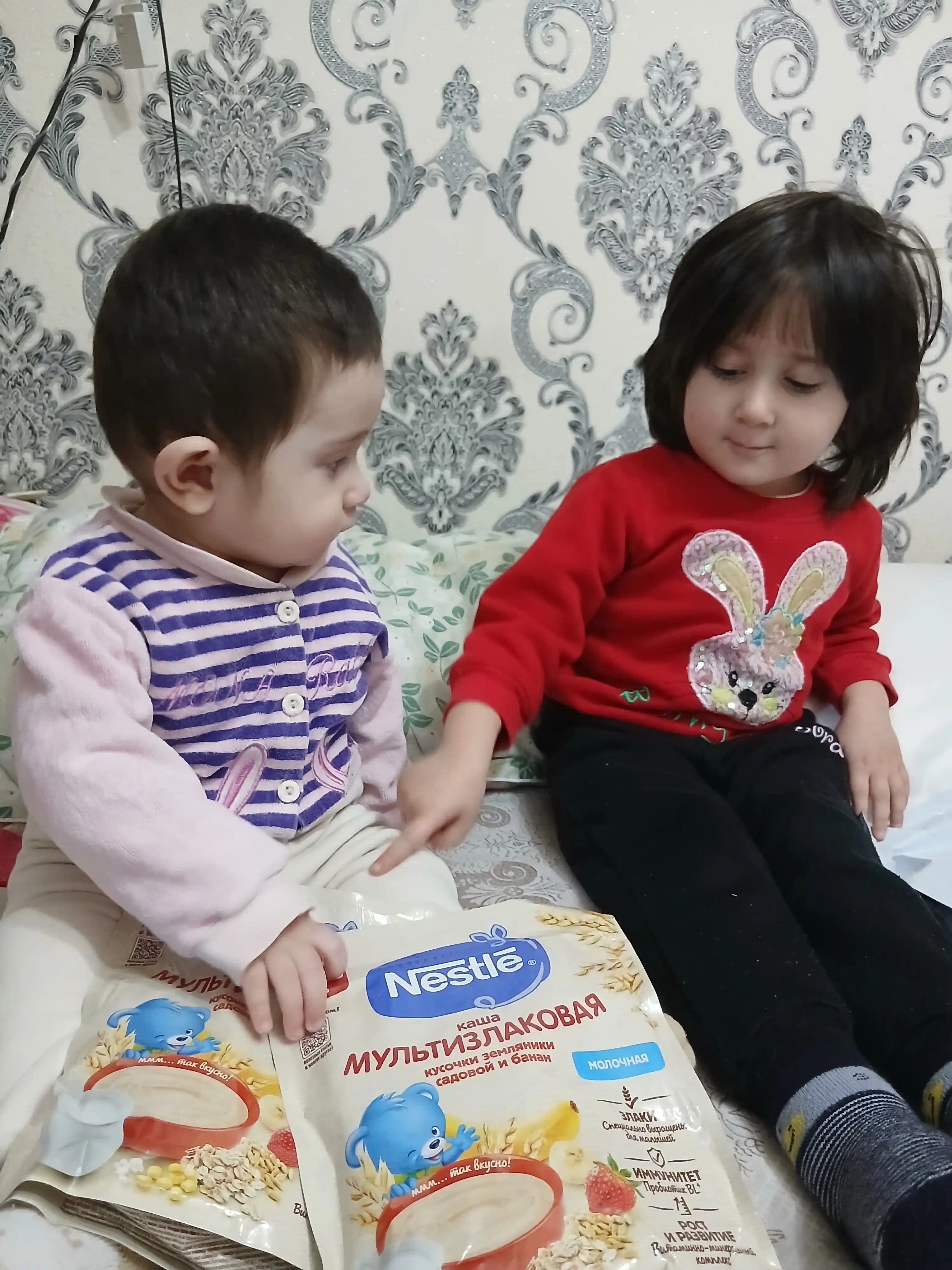 Banan va 8 oylik qulupnay bo‘lakchalari "Nestlé" sutli ko‘p donli bo‘tqasi, 200 gr