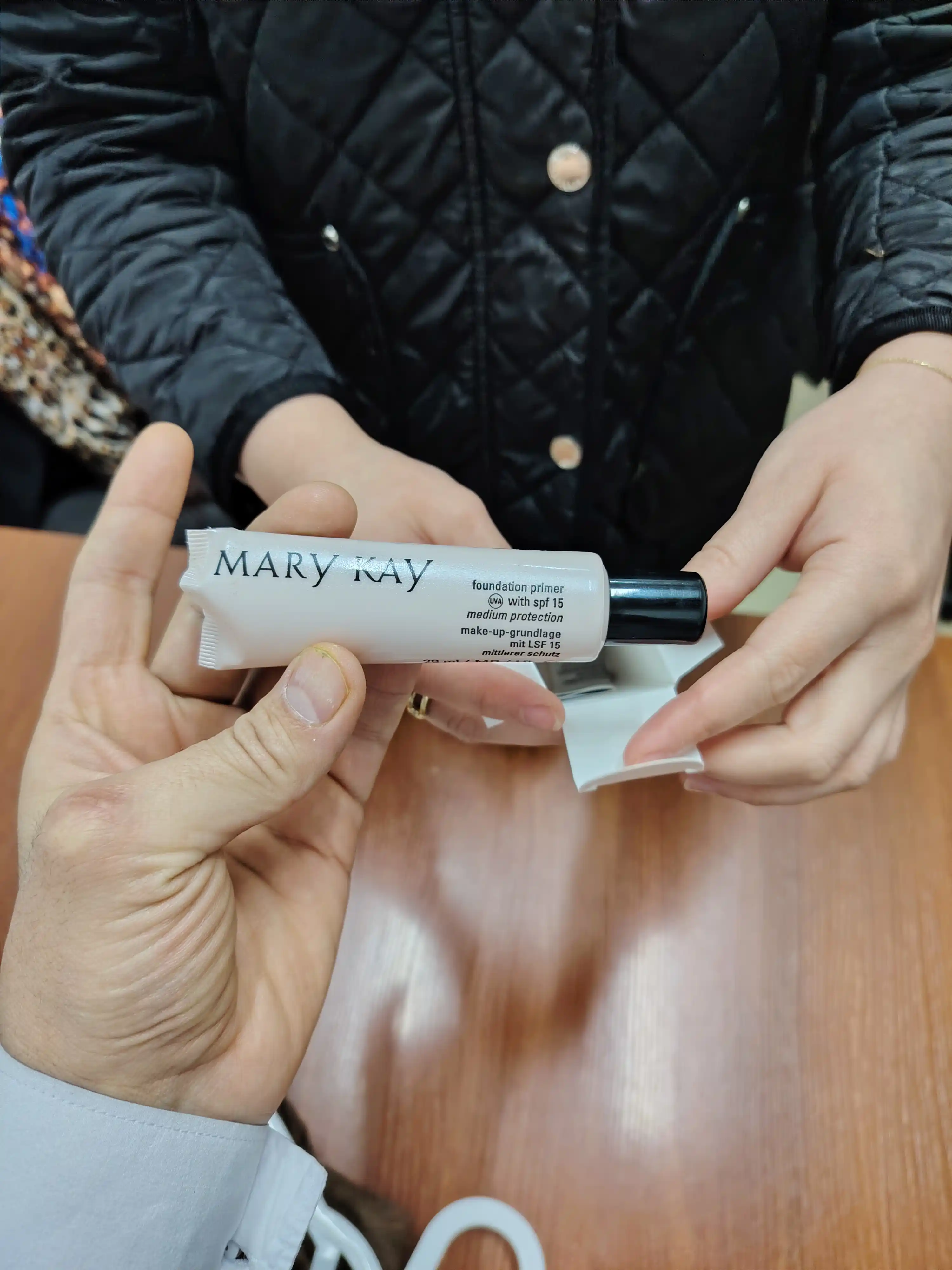Tekislovchi bo'yanish asosi Mary Kay SPF 15
