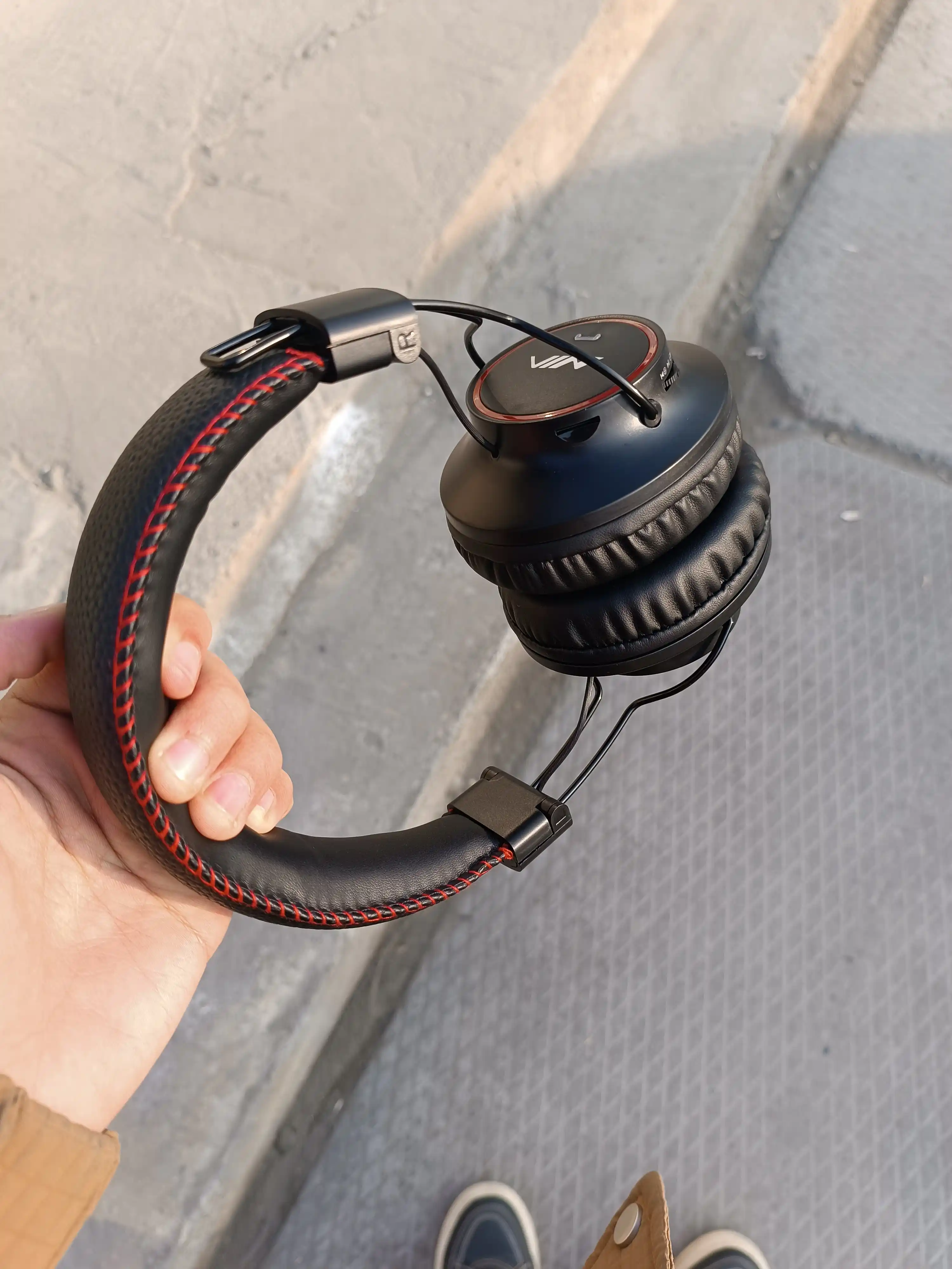 Naushnik NIA S3000, simsiz Bluetooth quloqchin, mikrofonli, FM radio, MicroSD, AUX