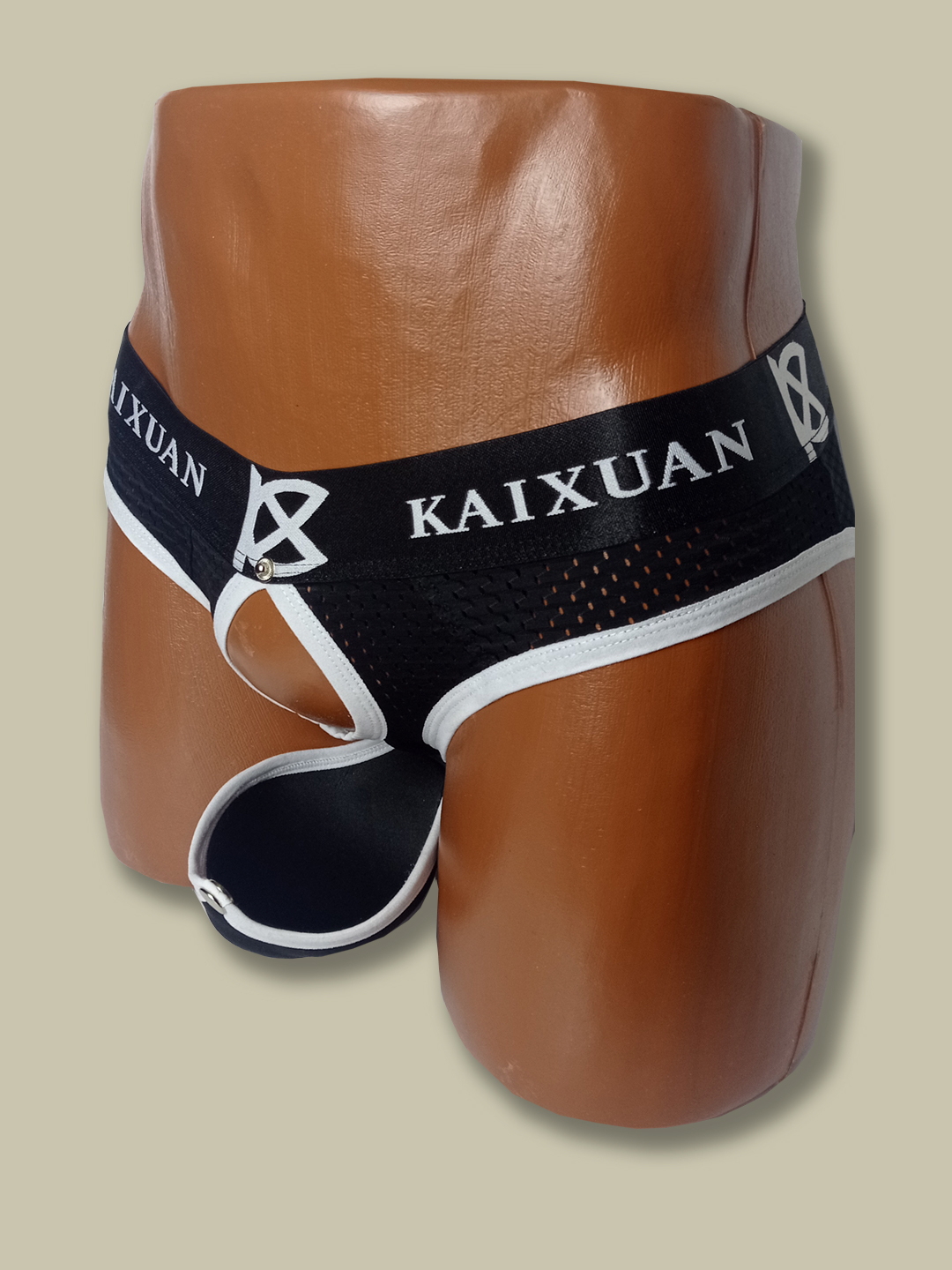 U erini sevganidan keyin mushukni yalashga majbur qildi