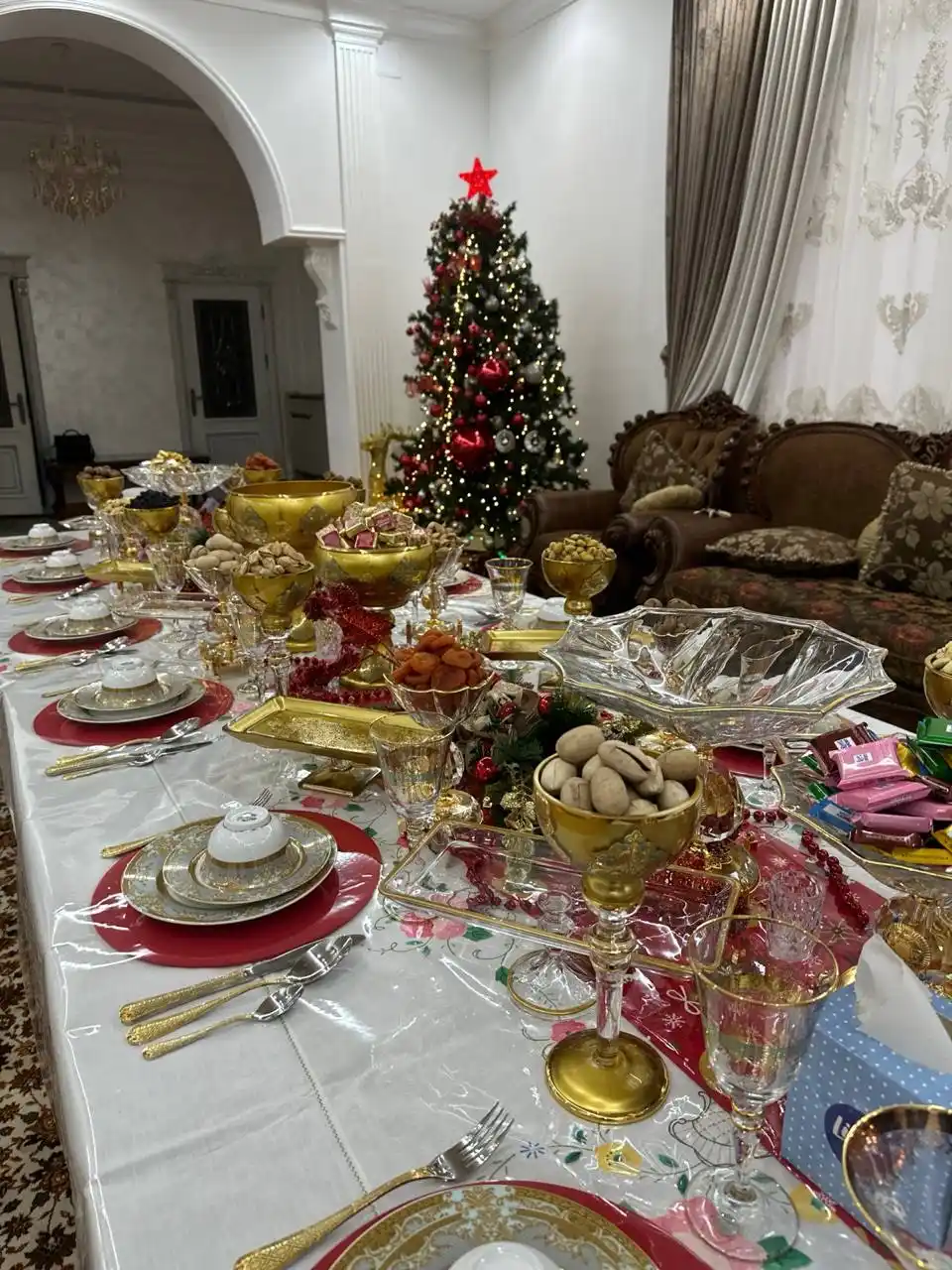 Stol va 6 ta likopcha uchun yangi yil ranneri, o‘lchami 40*180 sm