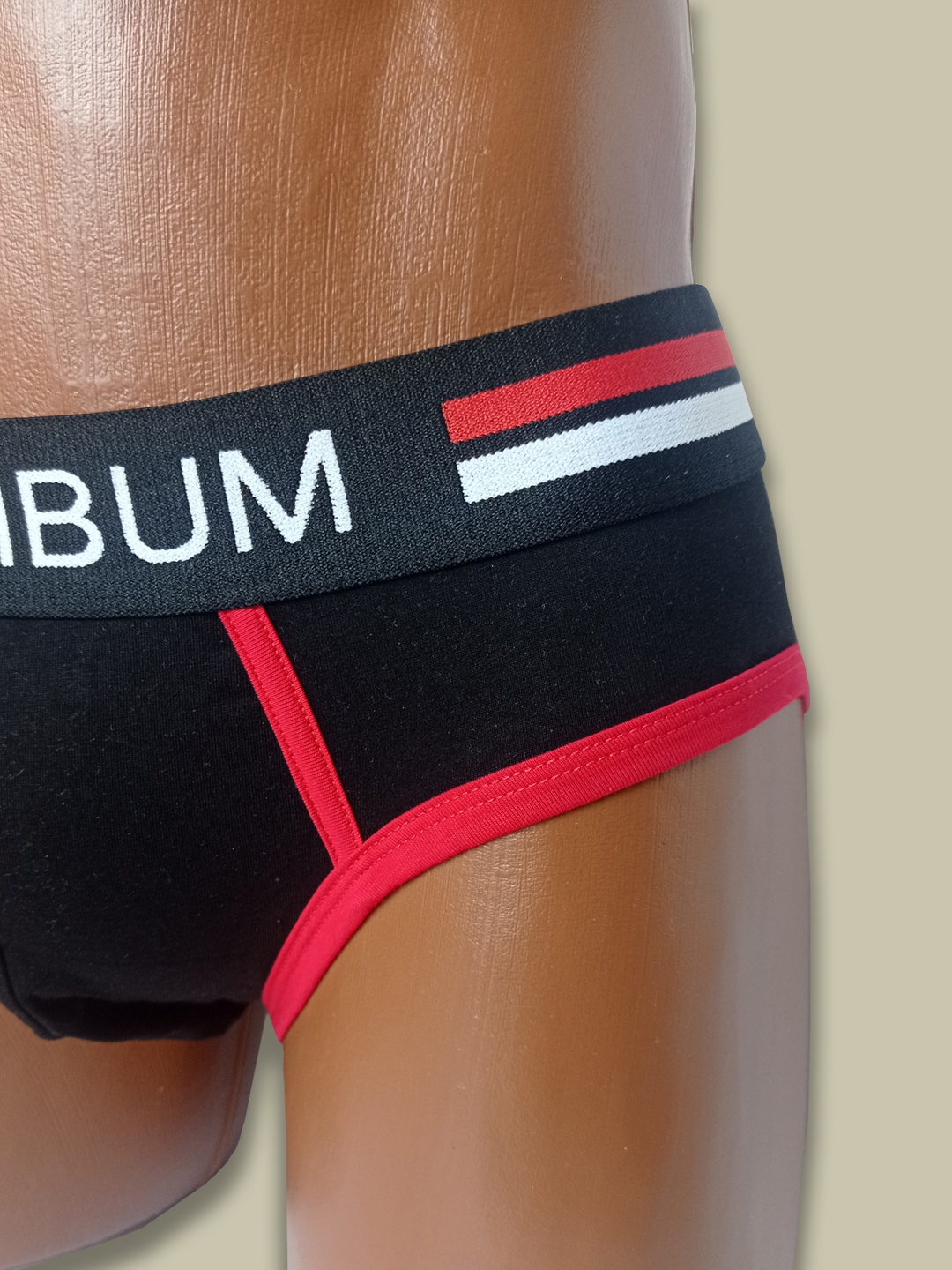 Erkaklarning ichki kiyimlarini hidlaydi va silkitadi Erkaklarning ichki kiyimlarini hidlaydi va silkitadi