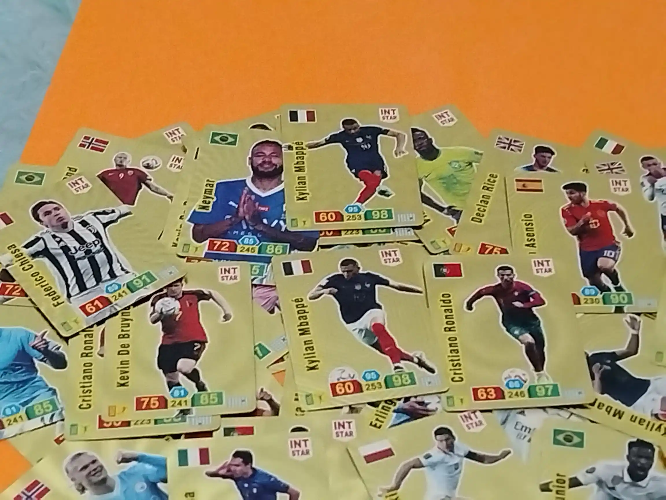 FIFA o‘yinchi kartalari, kolleksiya kartalari, 55 ta