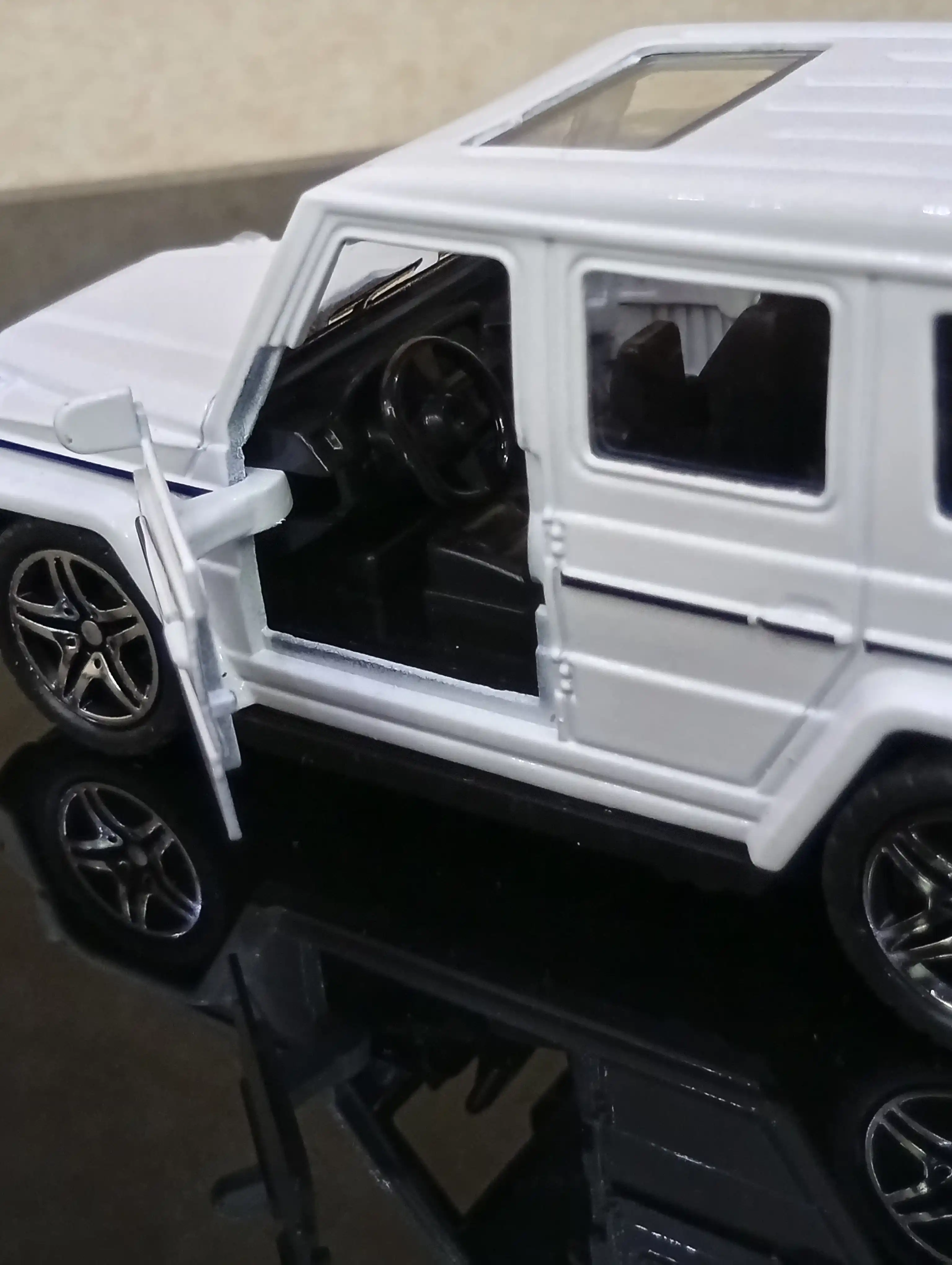 O'yinchoq metall mashinasi Mercedes-Benz AMG 6.3, Nissan Skyline GTR "Jinlifang" 1:24
