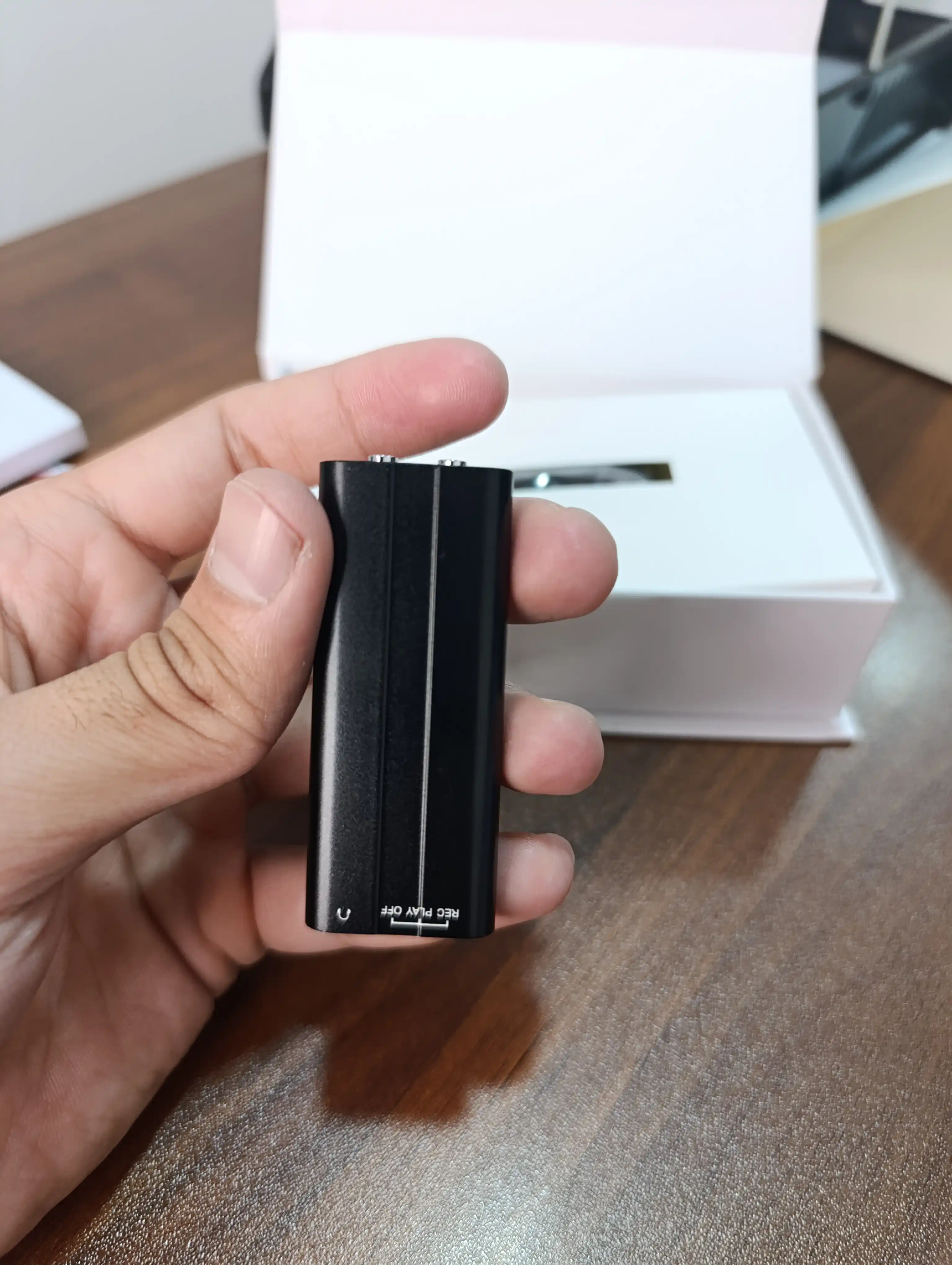 Mini diktofon, 2 kundan kop to'xtovsiz ovoz yozadi, 8 gb + zaryadlash qurilmasi