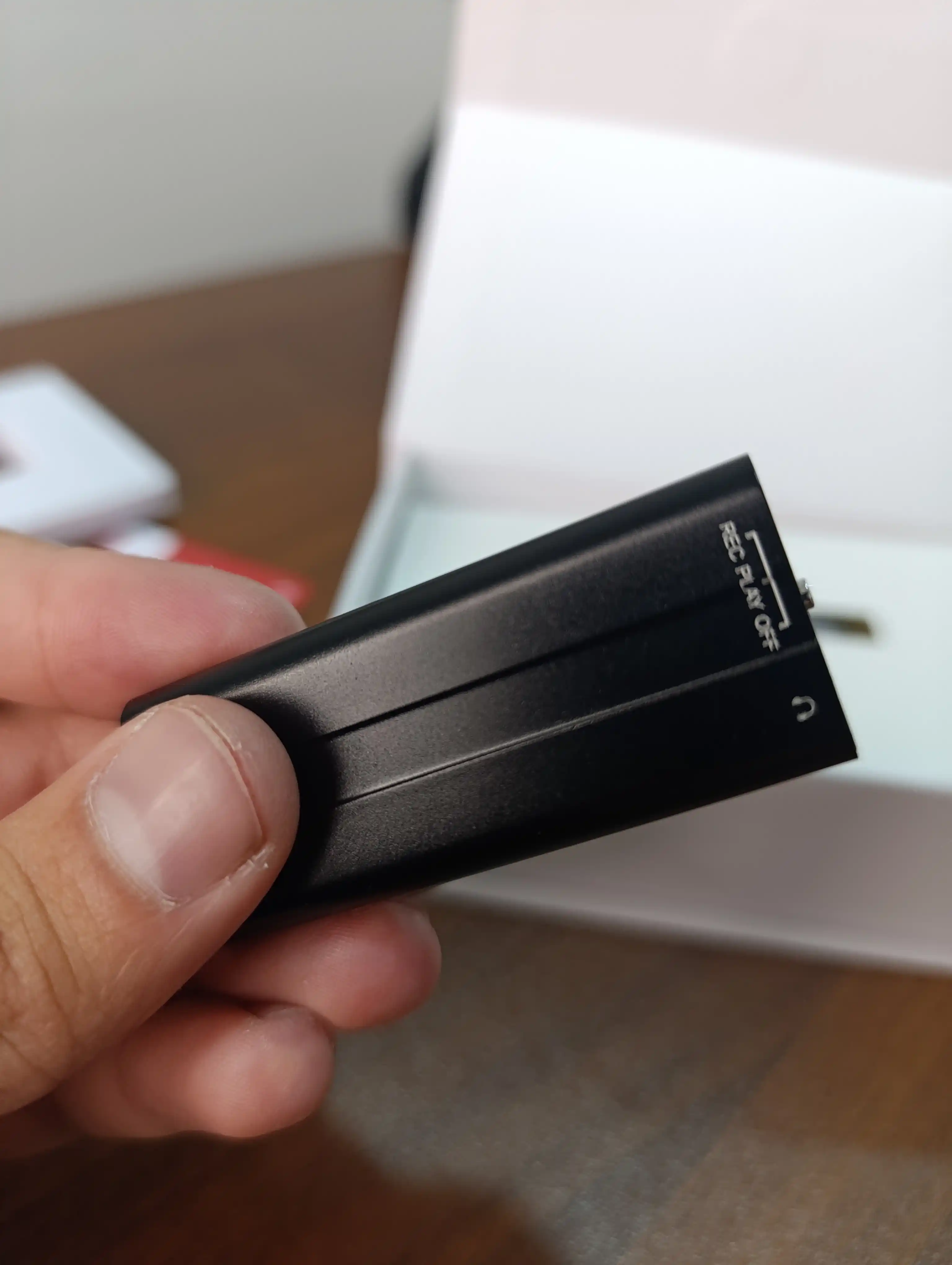 Mini diktofon, 2 kundan kop to'xtovsiz ovoz yozadi, 8 gb + zaryadlash qurilmasi