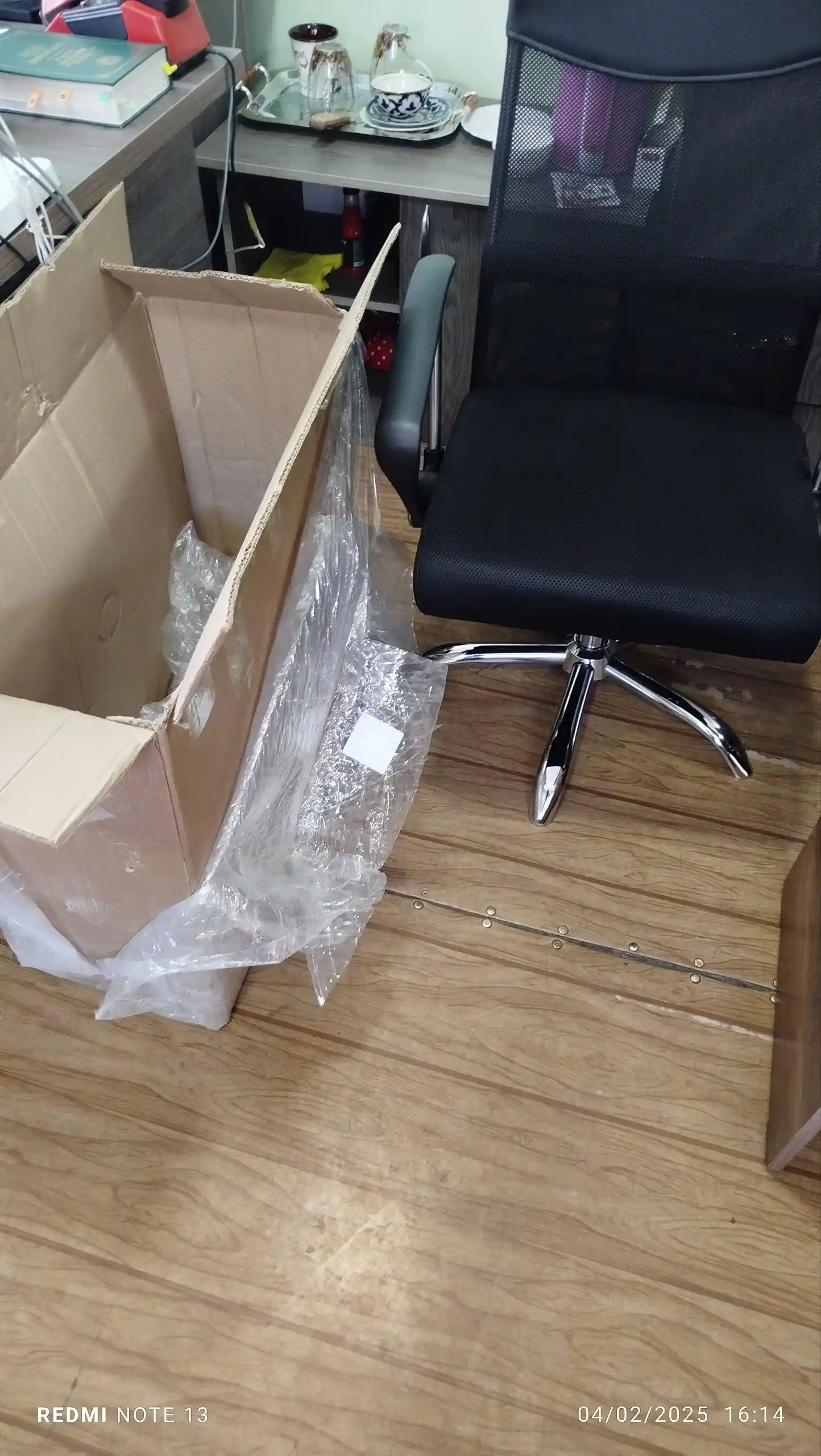 Ofis, uy va boshqa xonalar uchun kreslolar, kompyuter kreslolari