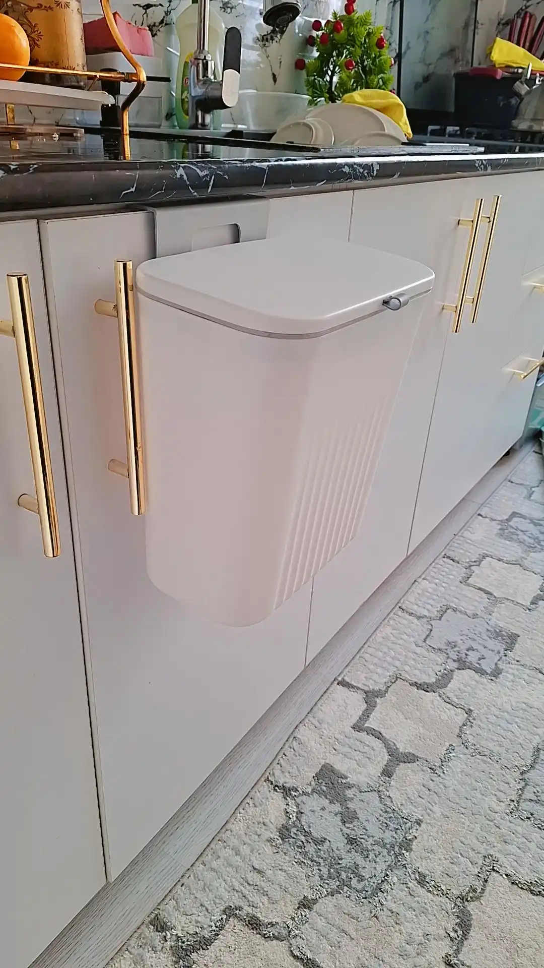Axlat qutisi osilib turadigan, mahkamlash bilan, musor, chiqindi qutisi hajmi 5,5 litr