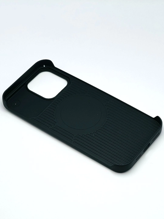 IPhone 12,13,14,15,16 Pro / Max uchun charm metall ko'rinishdagi plastik g'ilof