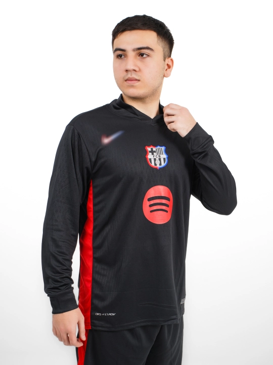 Futbol yengli formalari Barselona, uy va safar uchrashuvlari uchun 24 / 25