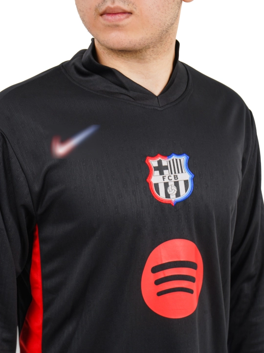 Futbol yengli formalari Barselona, uy va safar uchrashuvlari uchun 24 / 25