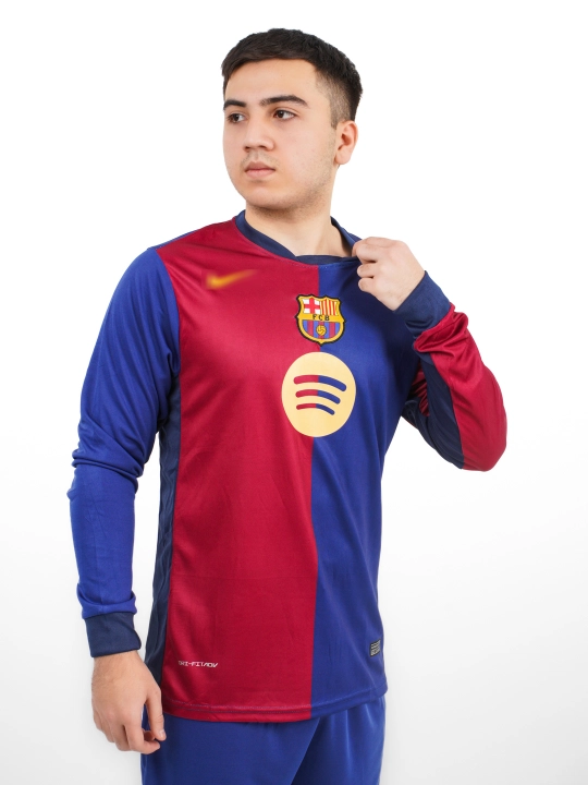 Futbol yengli formalari Barselona, uy va safar uchrashuvlari uchun 24 / 25