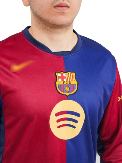 Futbol yengli formalari Barselona, uy va safar uchrashuvlari uchun 24 / 25