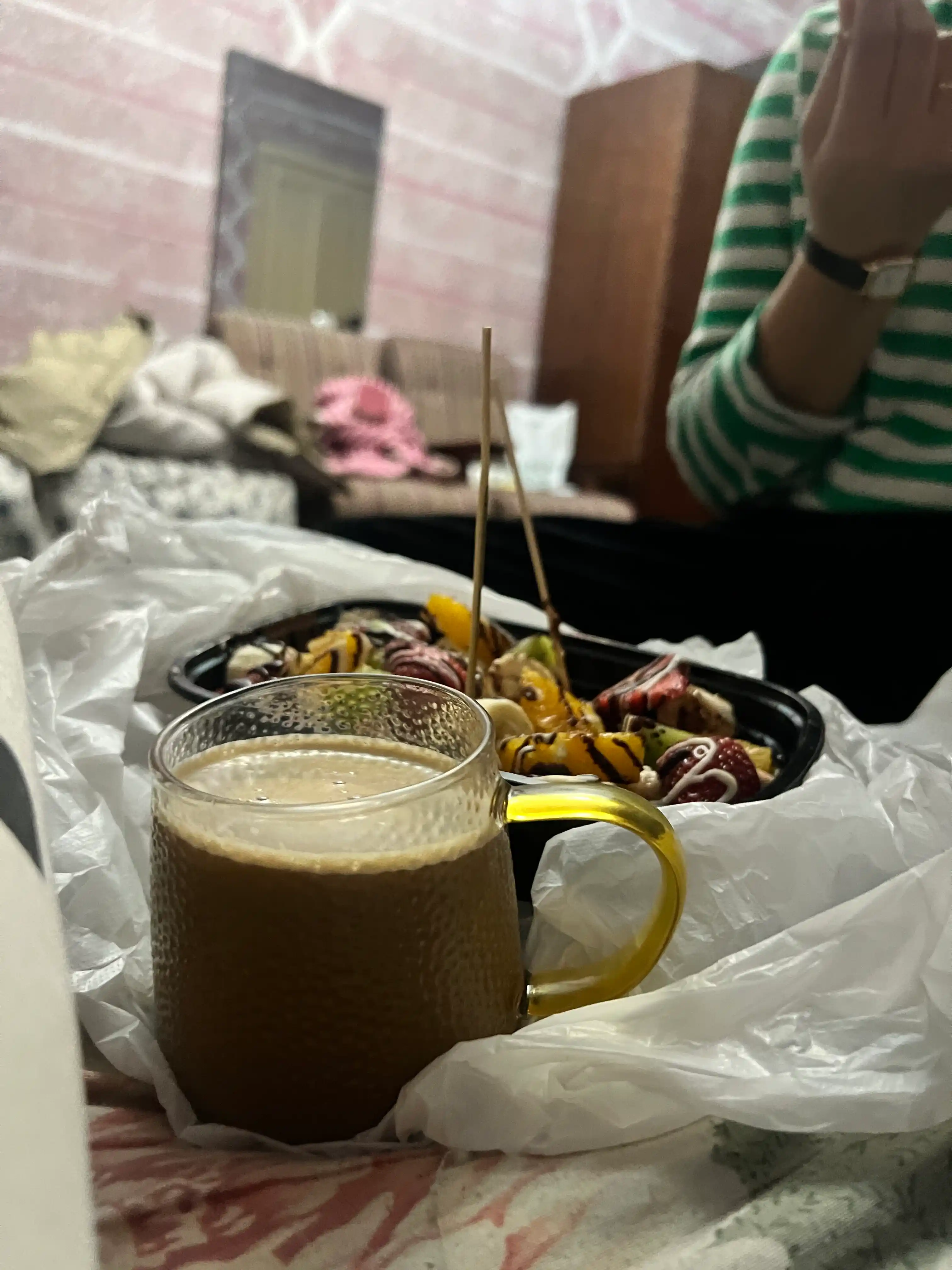 To'qimalangan sirt va oltin tutqichli shisha krujka