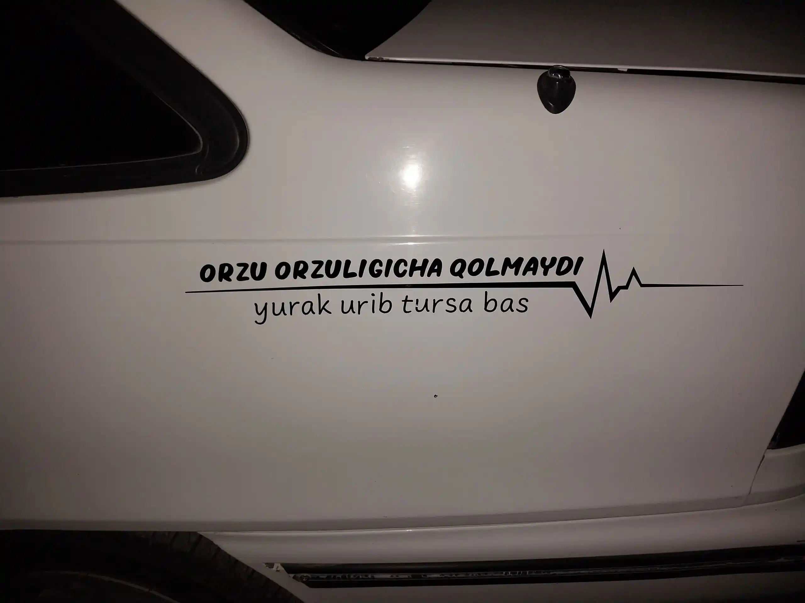 Avtomobil uchun nakleyka, yozuv Orzu orzuligicha qolmaydi