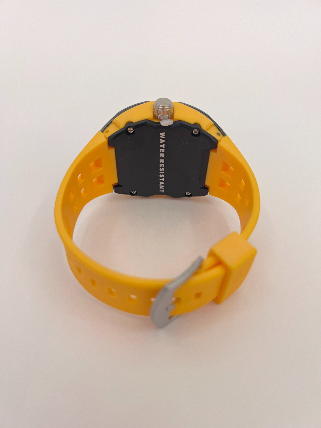 Sariq ozining jozibasini korsatadi