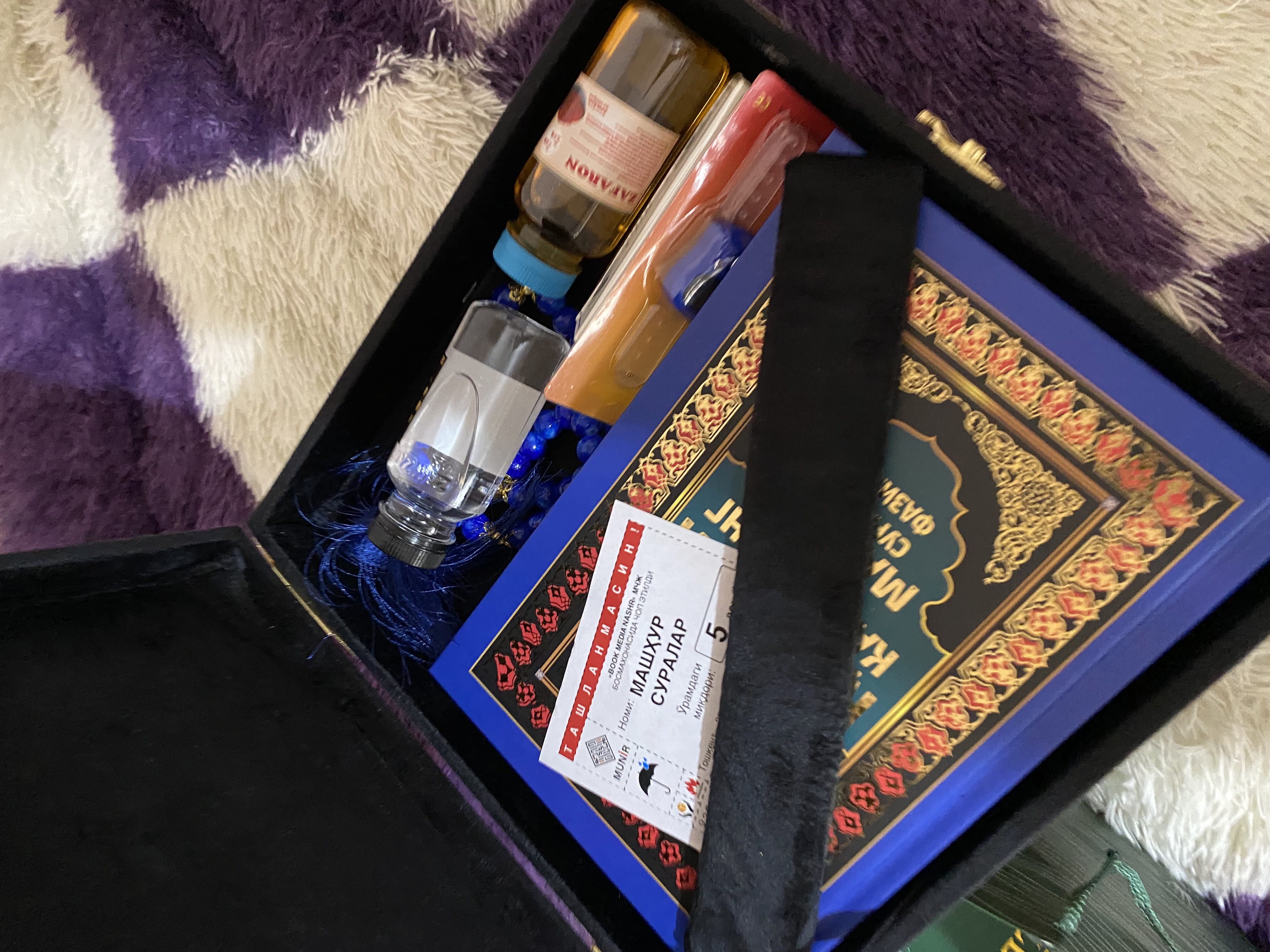 Diniy to'plam ibodat uchun Ka'ba korinishda: kitob, joynamoz, tasbeh