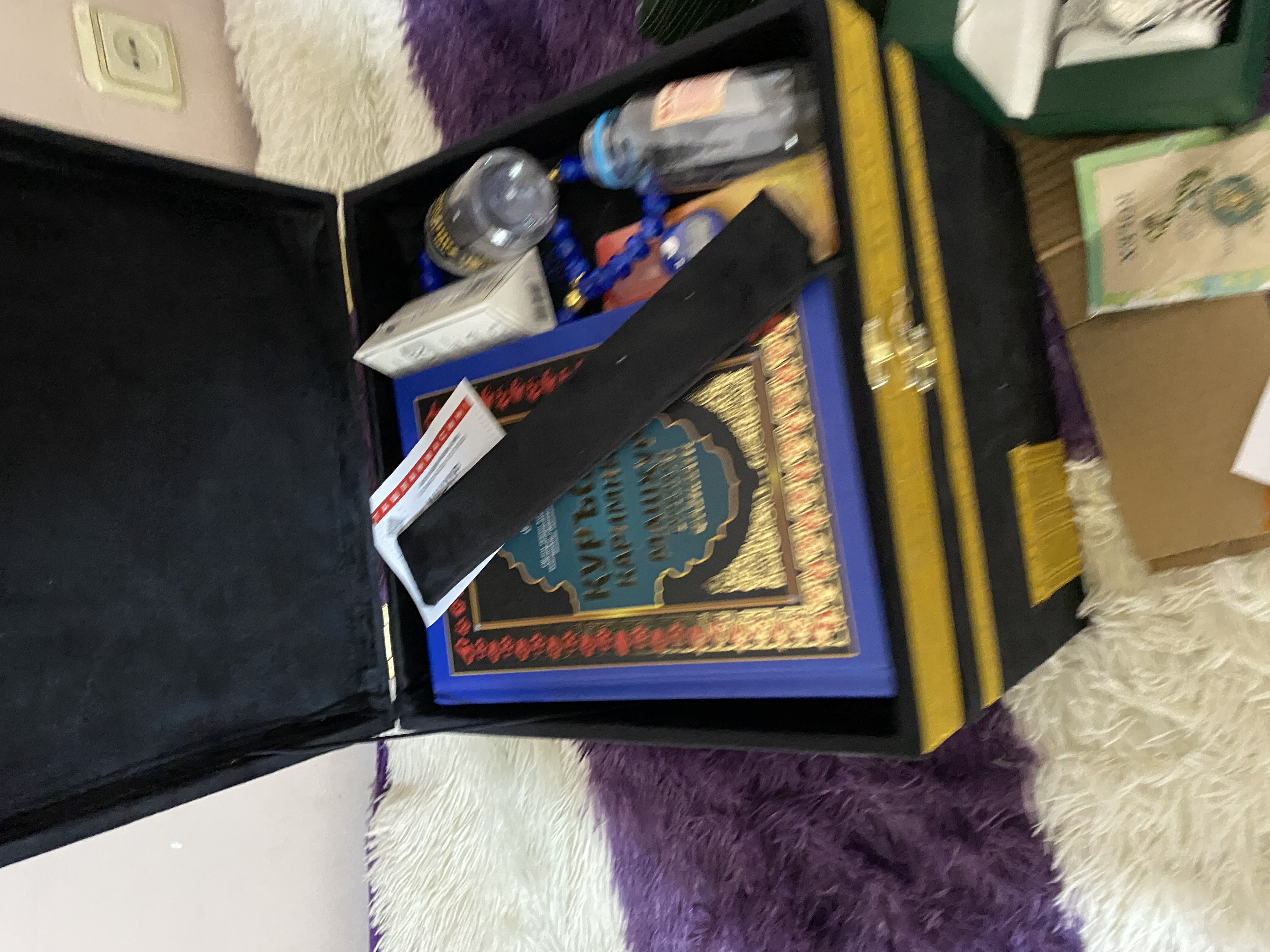 Diniy to'plam ibodat uchun Ka'ba korinishda: kitob, joynamoz, tasbeh