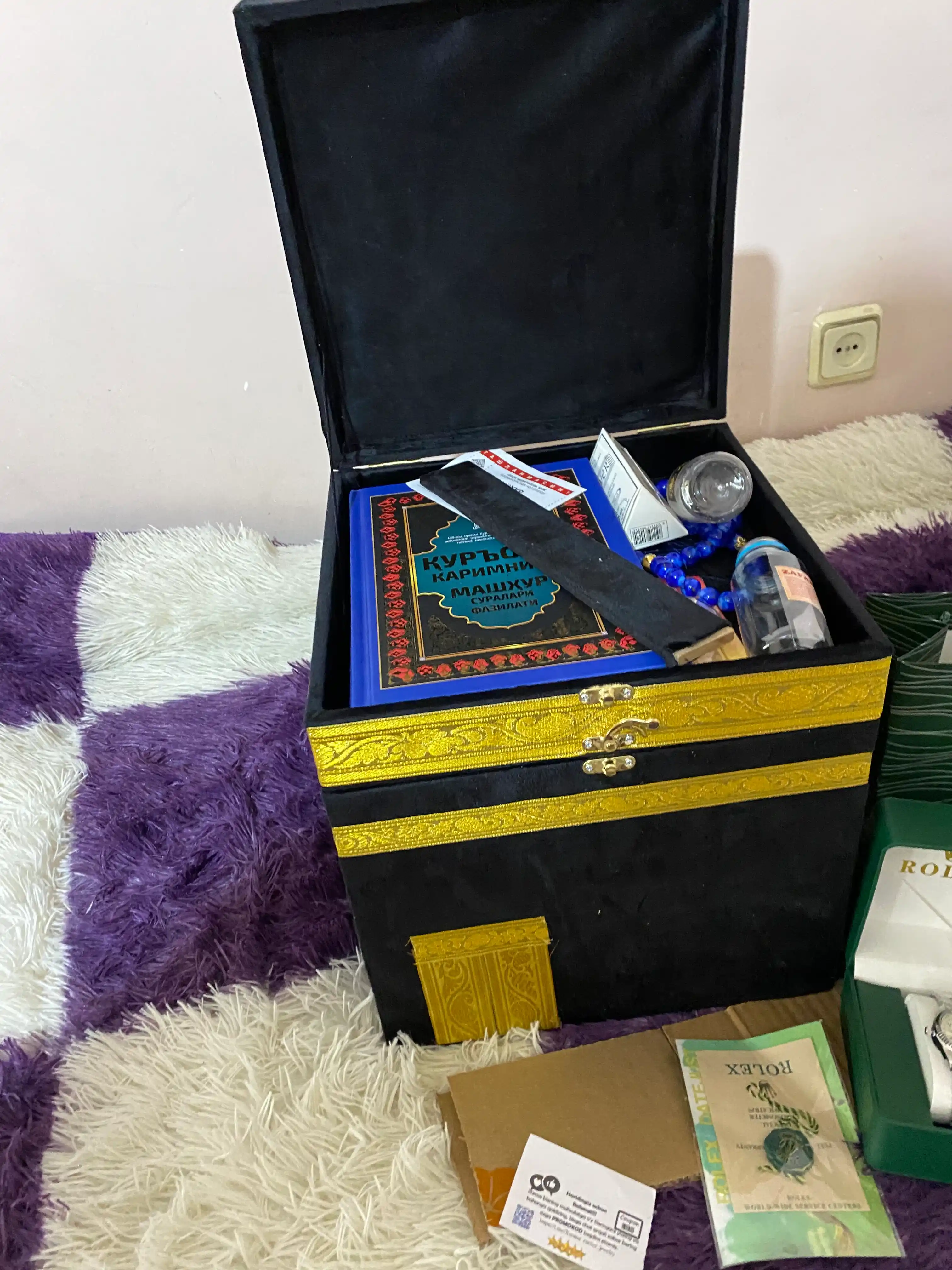 Diniy to'plam ibodat uchun Ka'ba korinishda: kitob, joynamoz, tasbeh