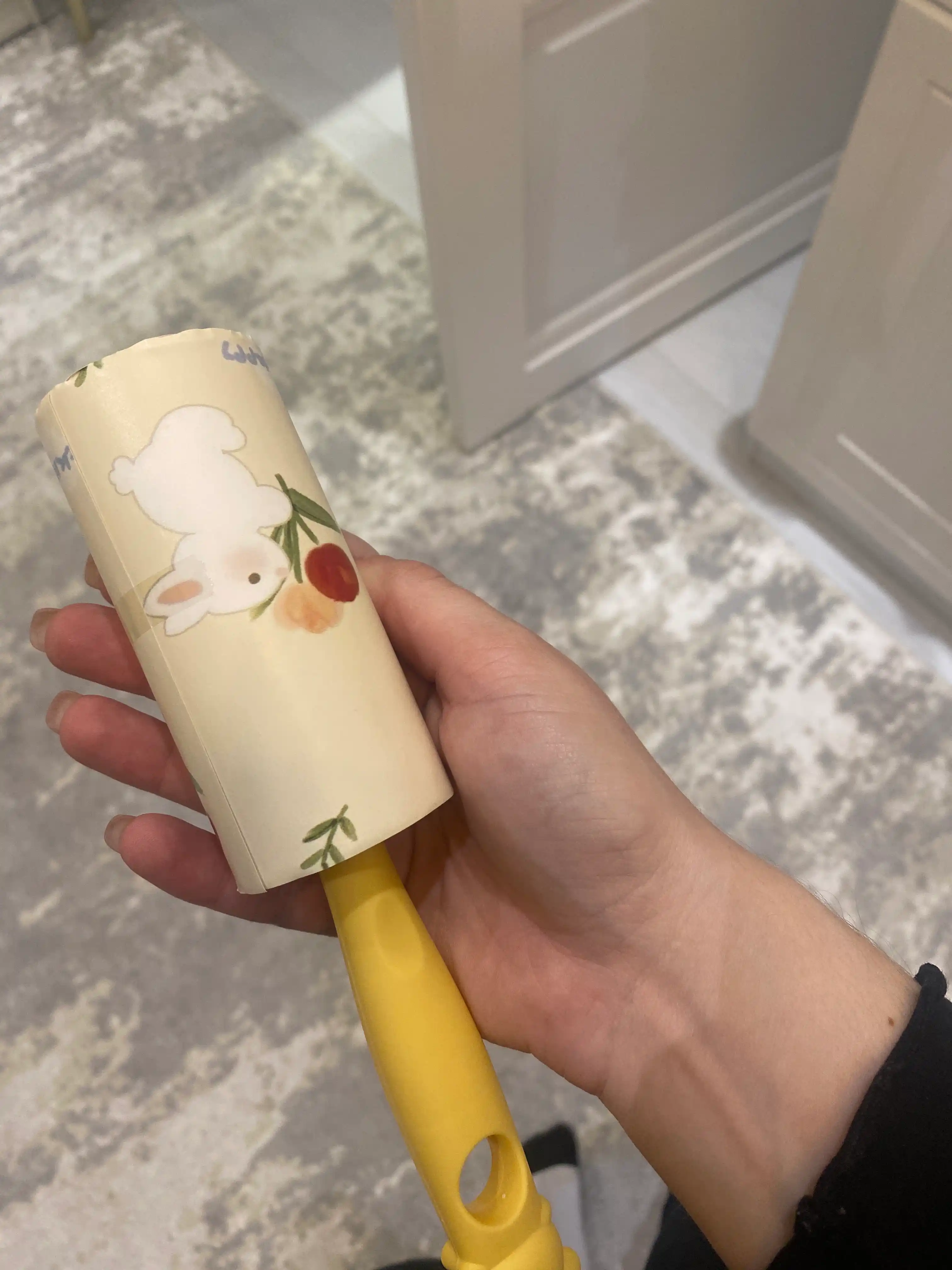 Липкий ролик для чистки мебели, салона машины и одежды