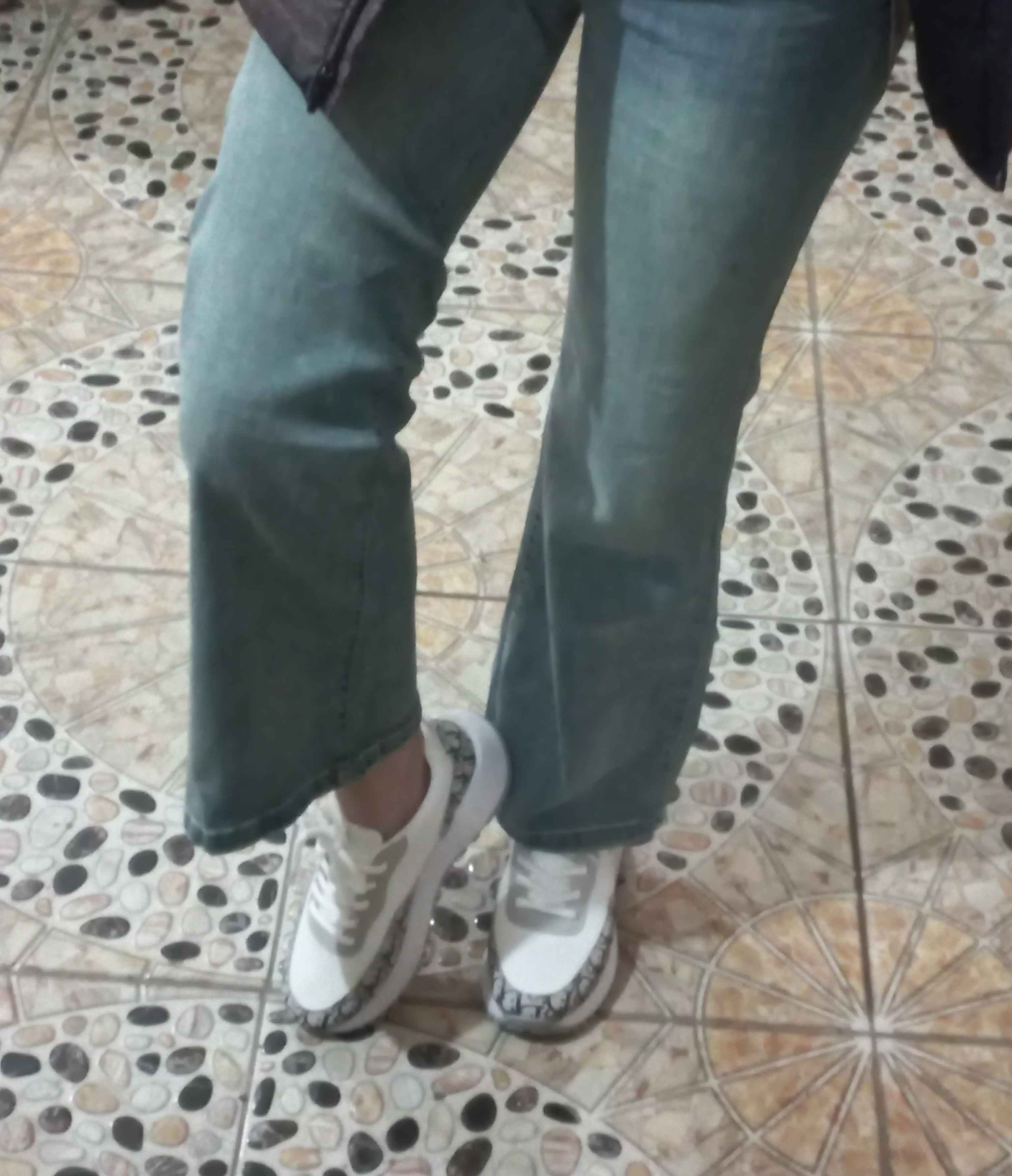 Erotik odam qizni barmoqlari bilan erkalaydi