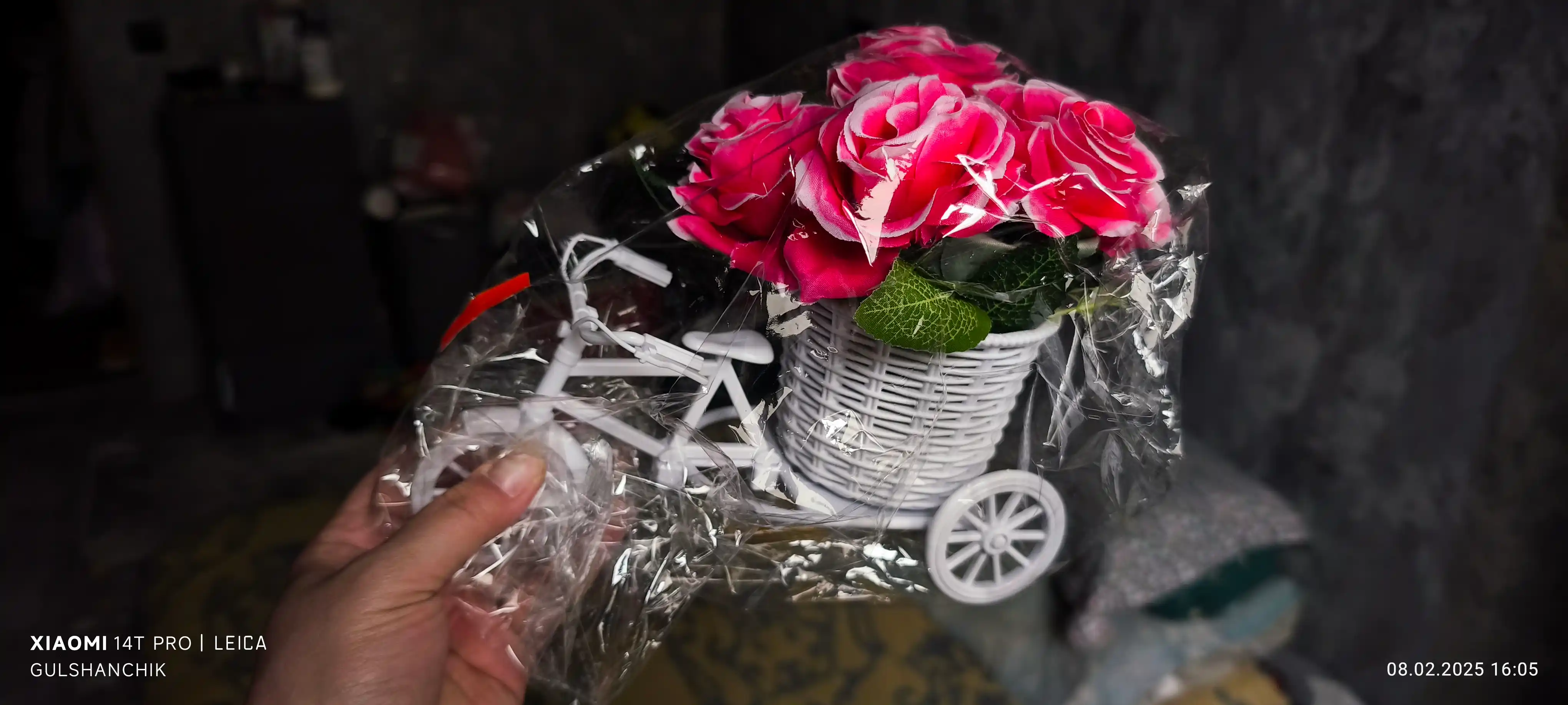 Velosipedli tuvakdagi sun’iy gul – interyer, xona va uy uchun chiroyli dekor