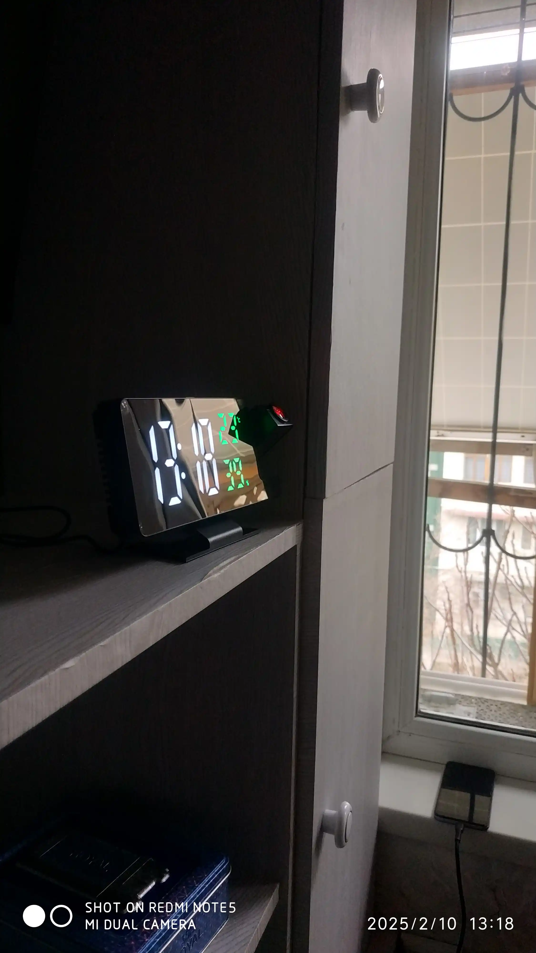 Harorat datchigiga ega budilnikli, shiftga proyeksiyalangan elektron stol soati