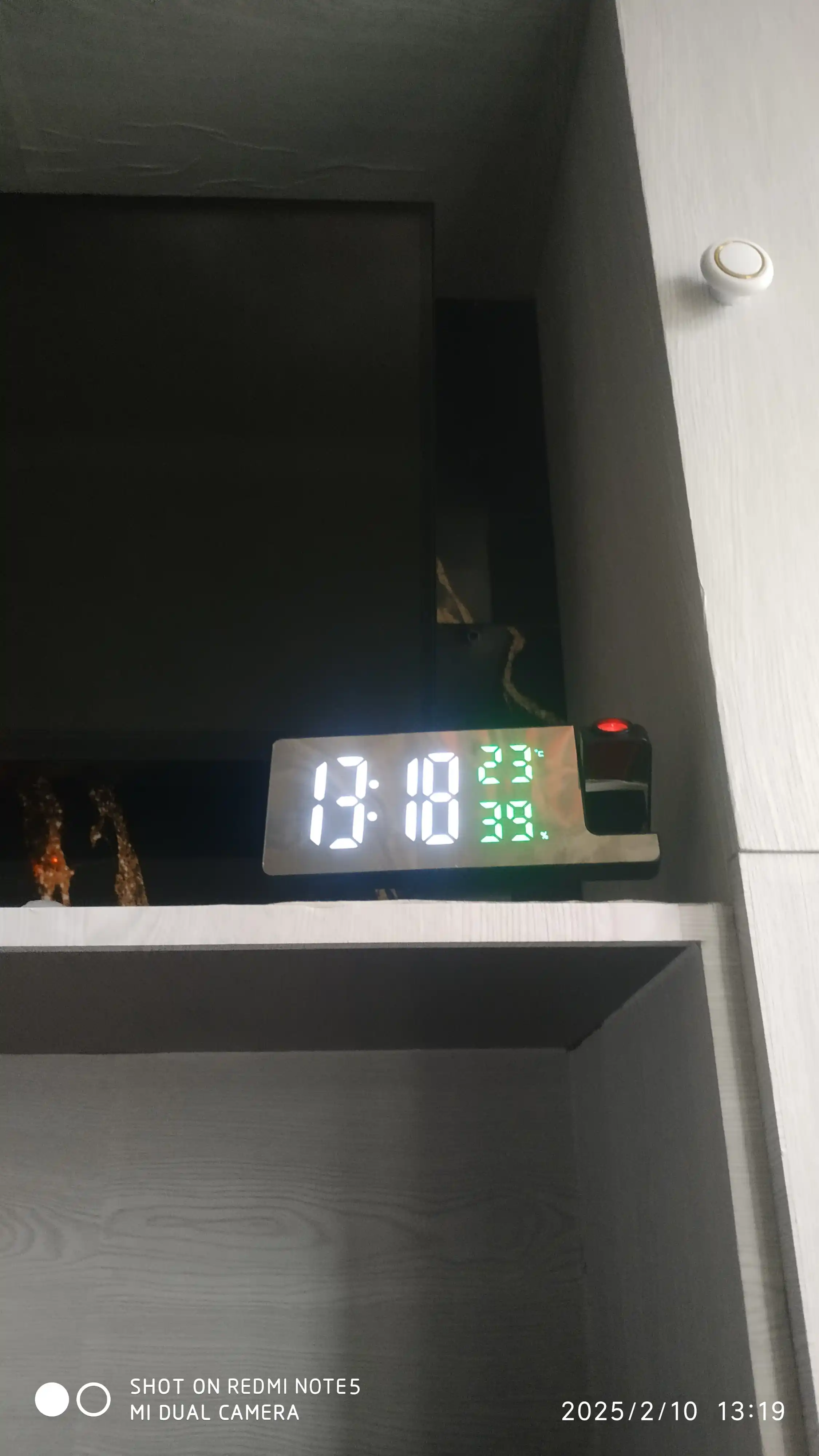 Harorat datchigiga ega budilnikli, shiftga proyeksiyalangan elektron stol soati