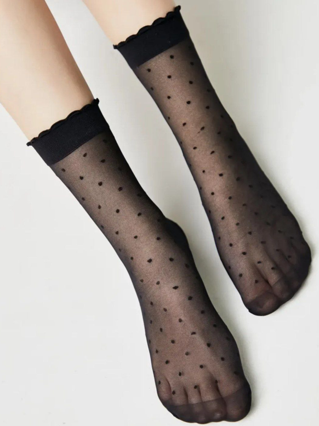 Yalangoch ayollardagi qora paypoqlar