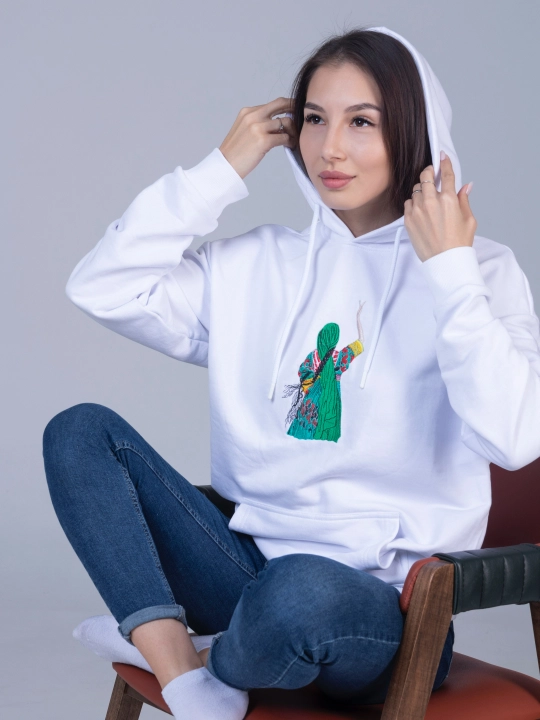 Ayollar uchun hudi bir xil rangli, qora rangli, qalpoqli, kashta tikilgan