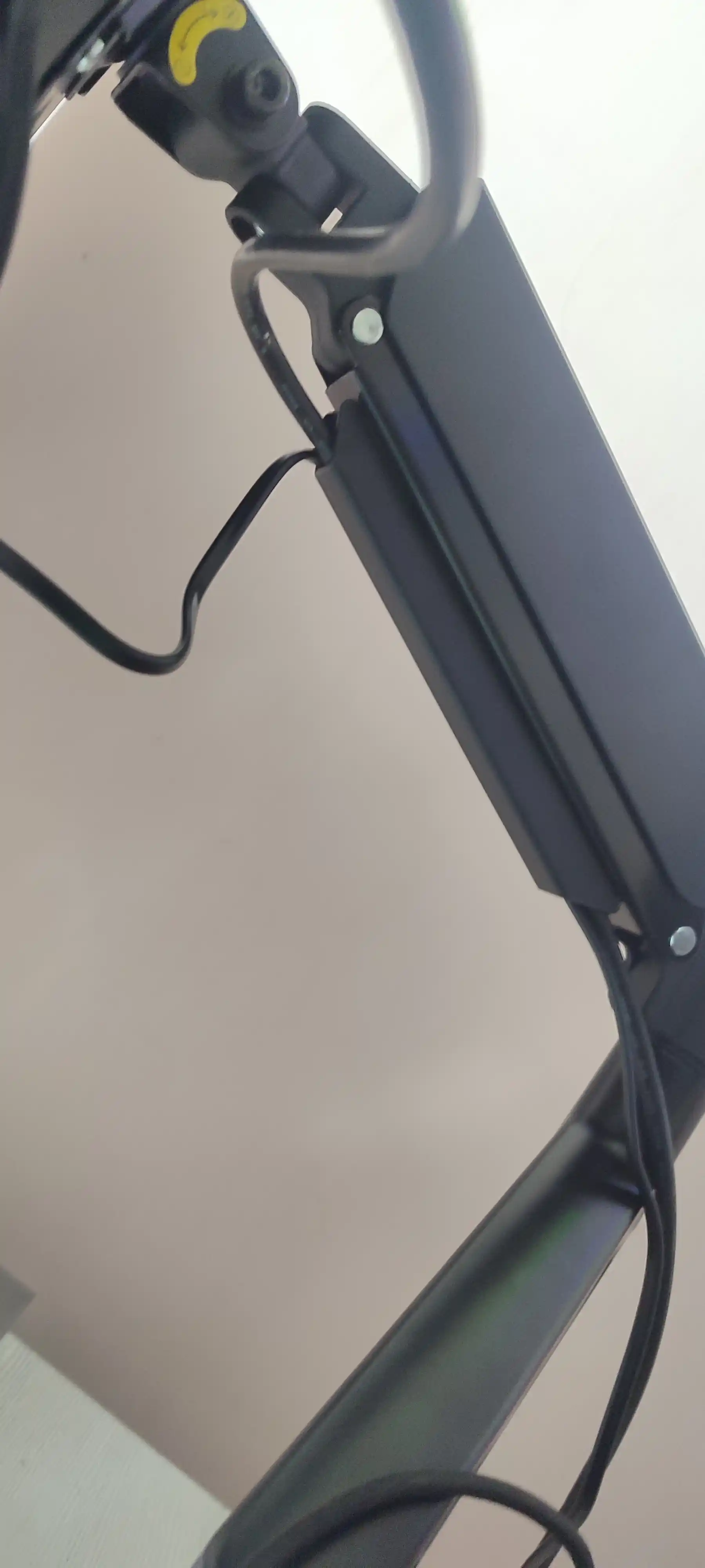 Monitorlar uchun kronshteyn M1. Stolga buriluvchan kronshteyn, monitor uchun