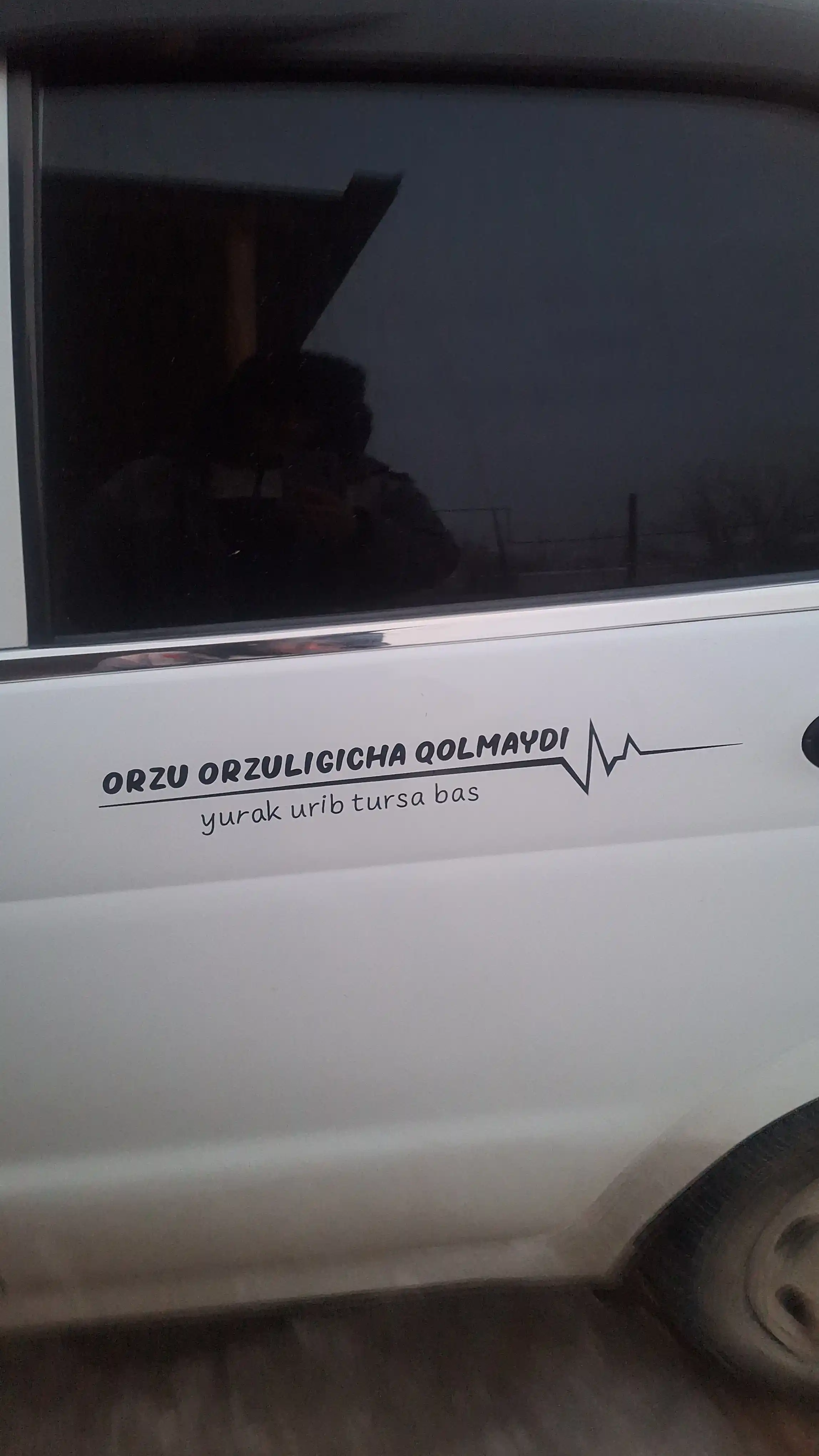 Avtomobil uchun nakleyka, yozuv Orzu orzuligicha qolmaydi