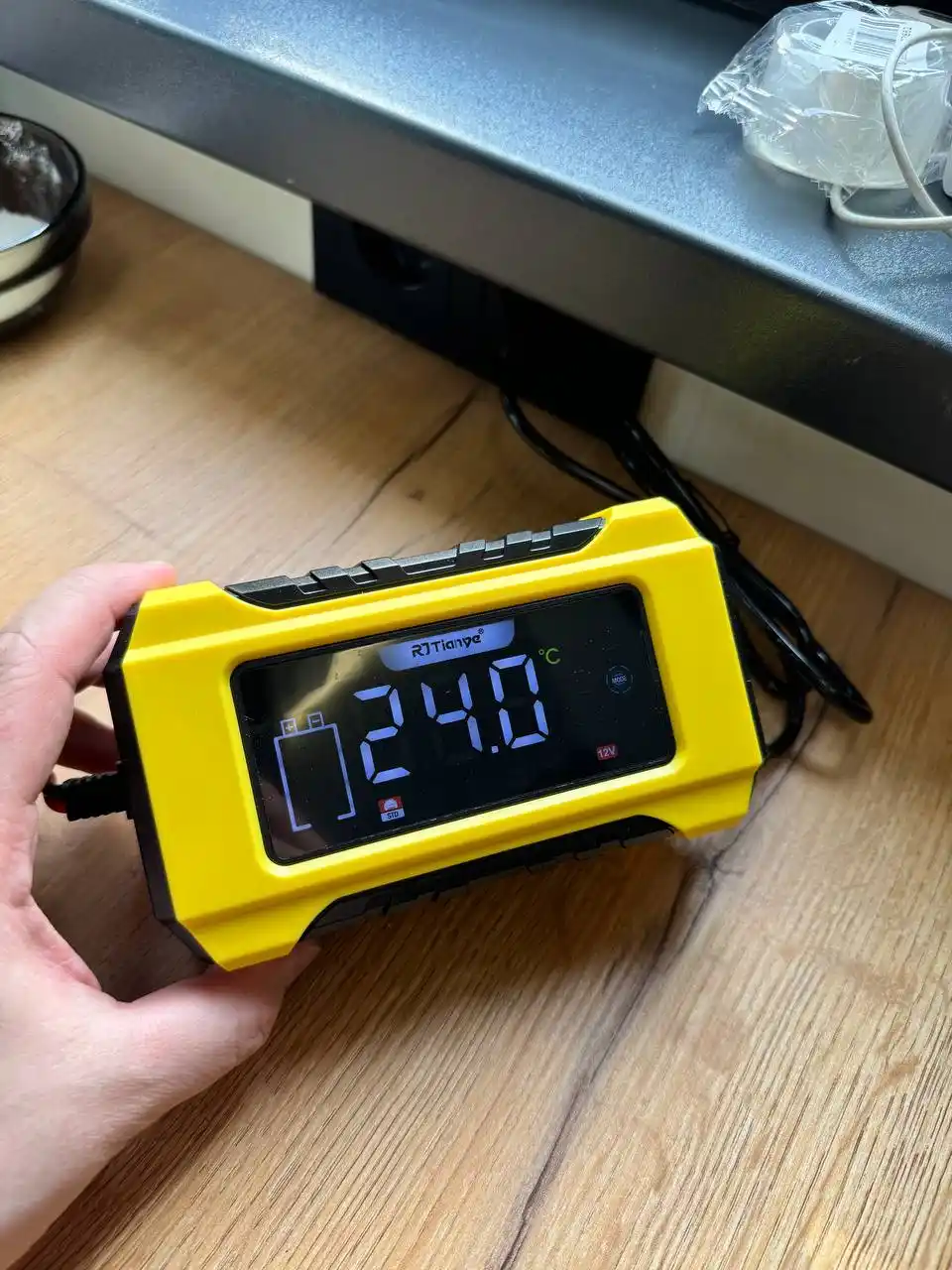12/24 V avtomobil akkumulyatori uchun avtomatik quvvatlash qurilmasi