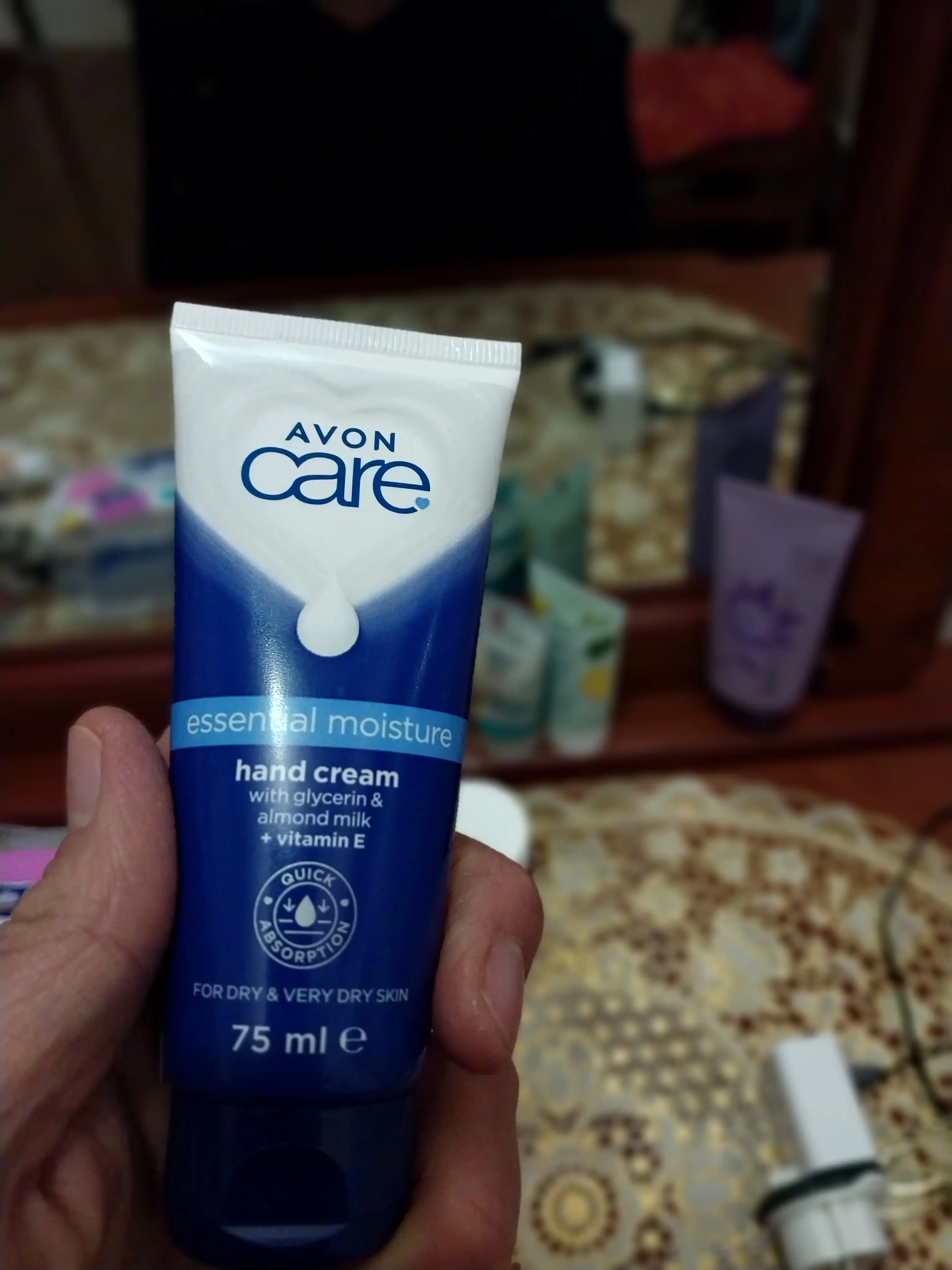 Qo'l kremi Avon, bodom suti va vitamin bilan, 75 ml