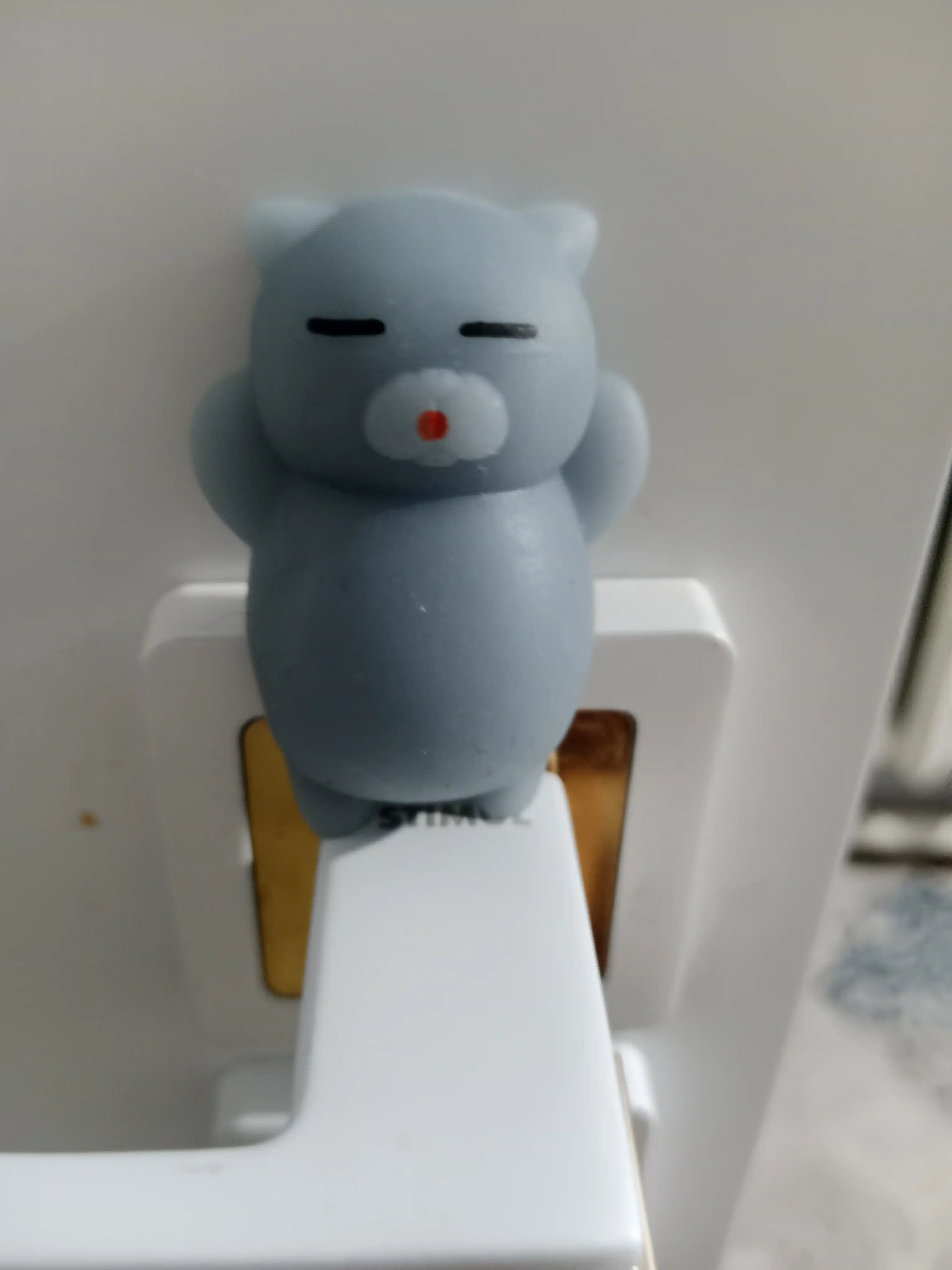 Mushuk Mochi telefonida stressga qarshi skvish o'yinchoq
