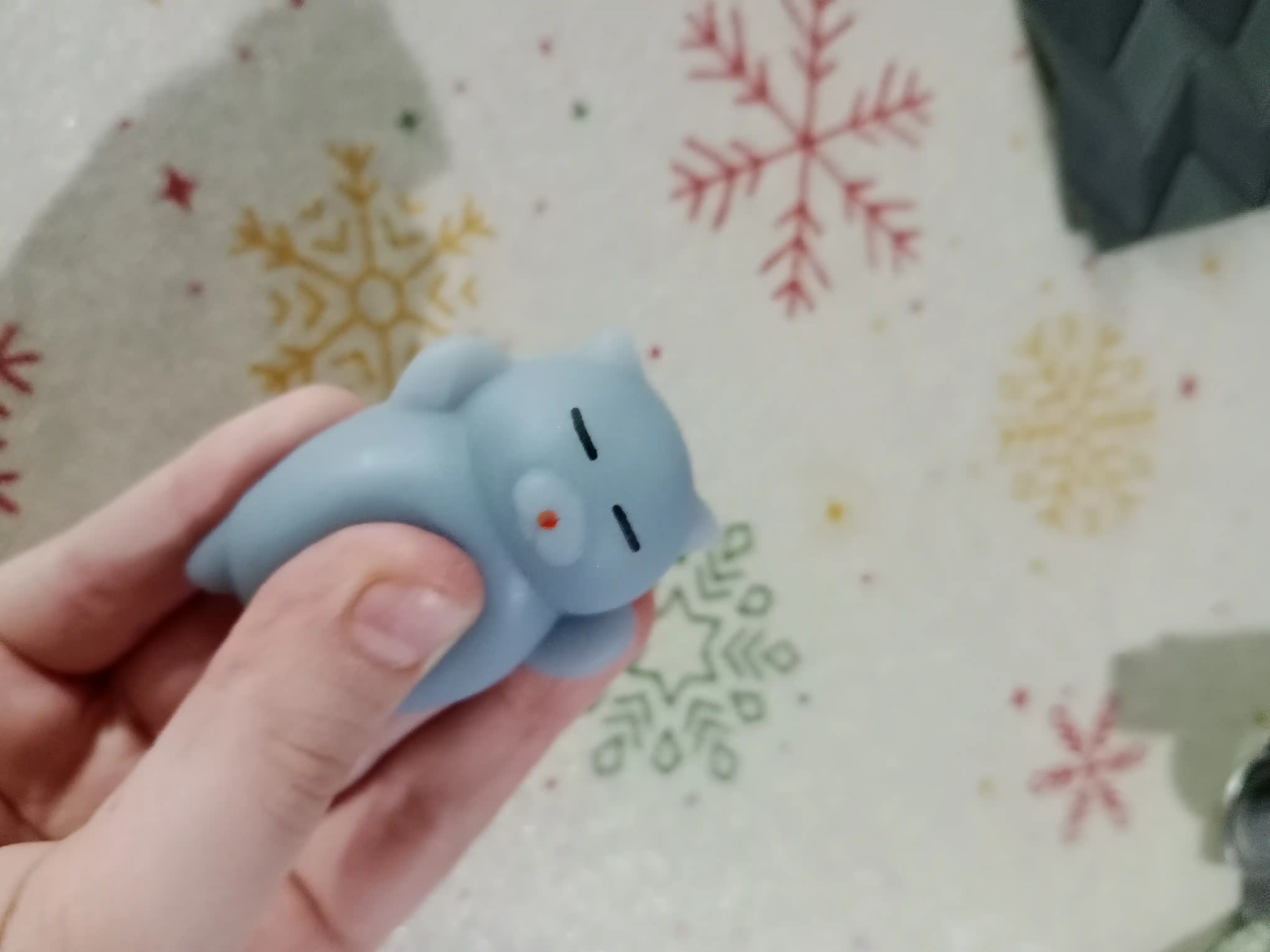 Mushuk Mochi telefonida stressga qarshi skvish o'yinchoq