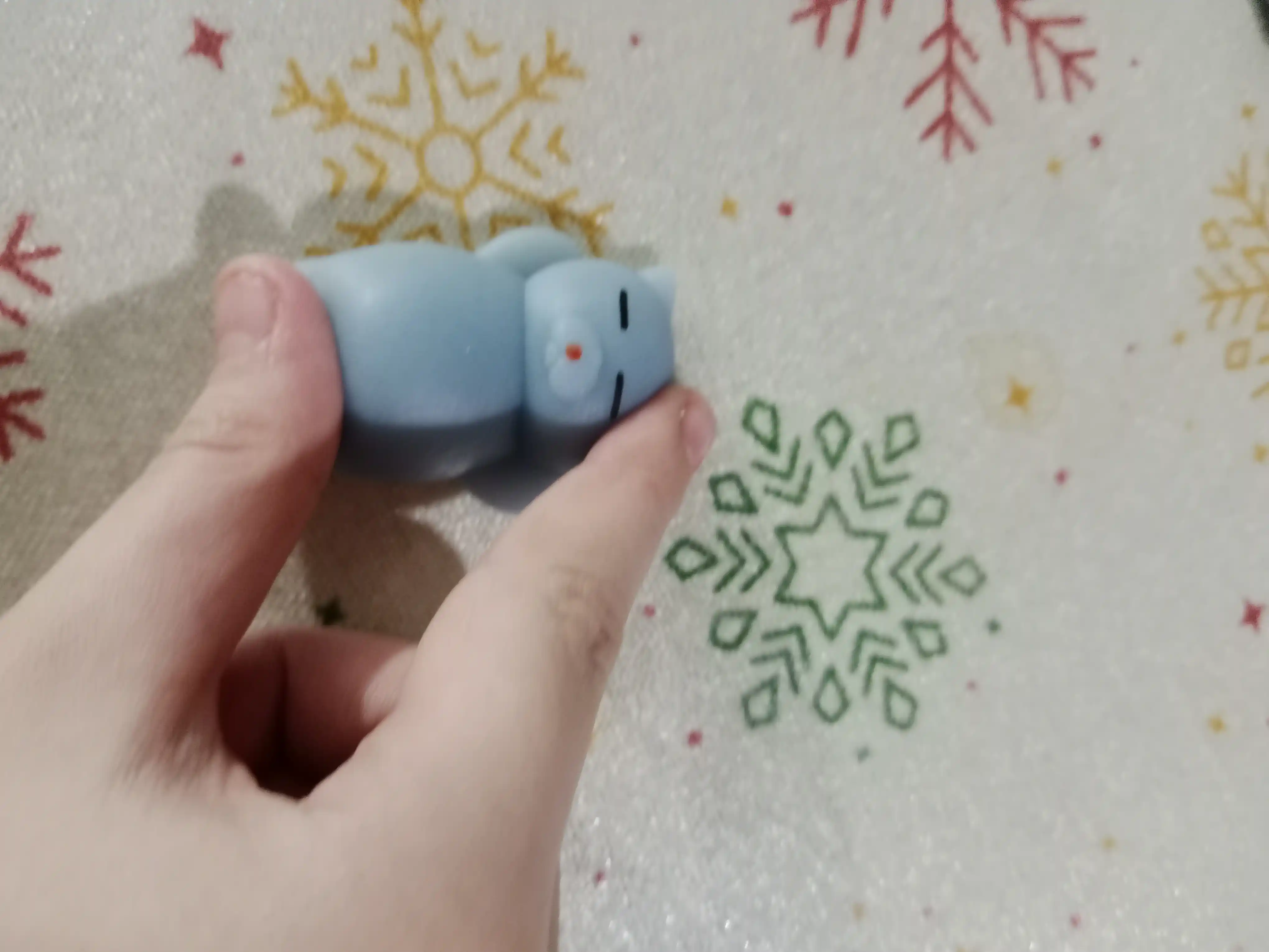 Mushuk Mochi telefonida stressga qarshi skvish o'yinchoq